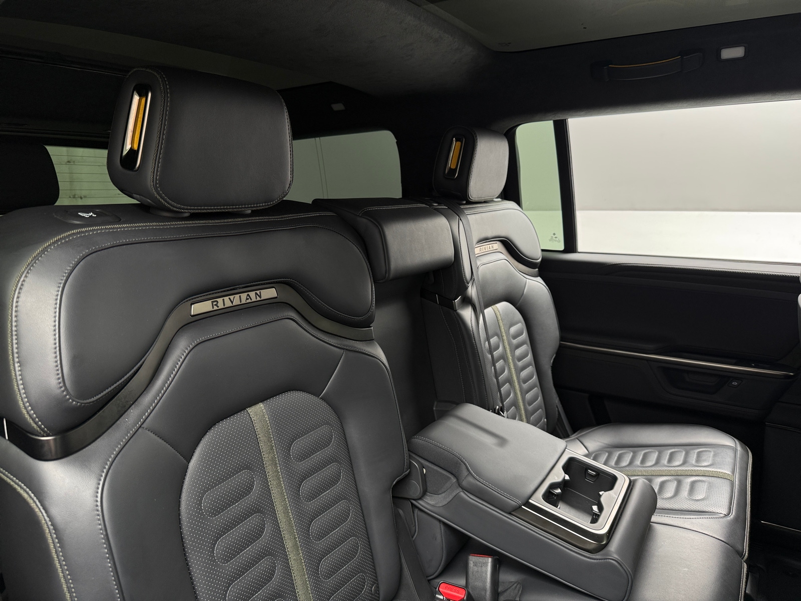 Thumbnail: 2025 Rivian R1S - 5
