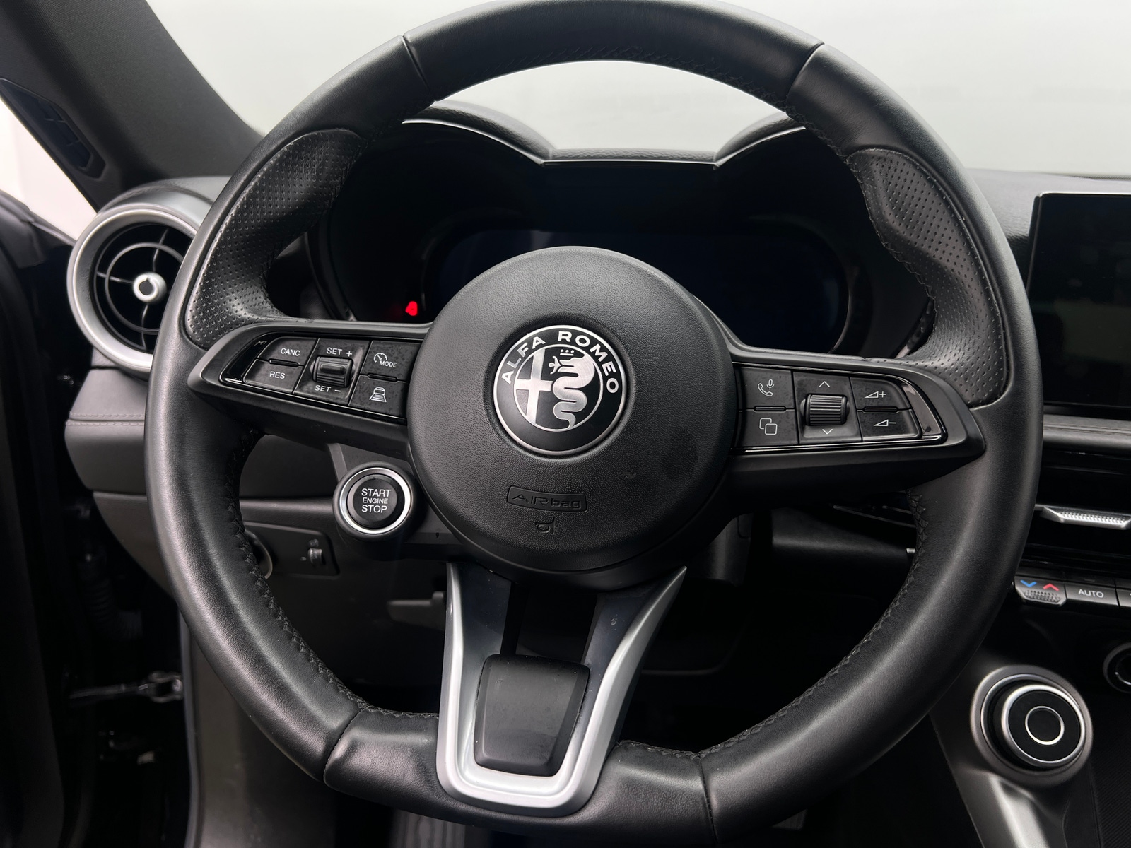 Thumbnail: 2024 Alfa Romeo Tonale - 4