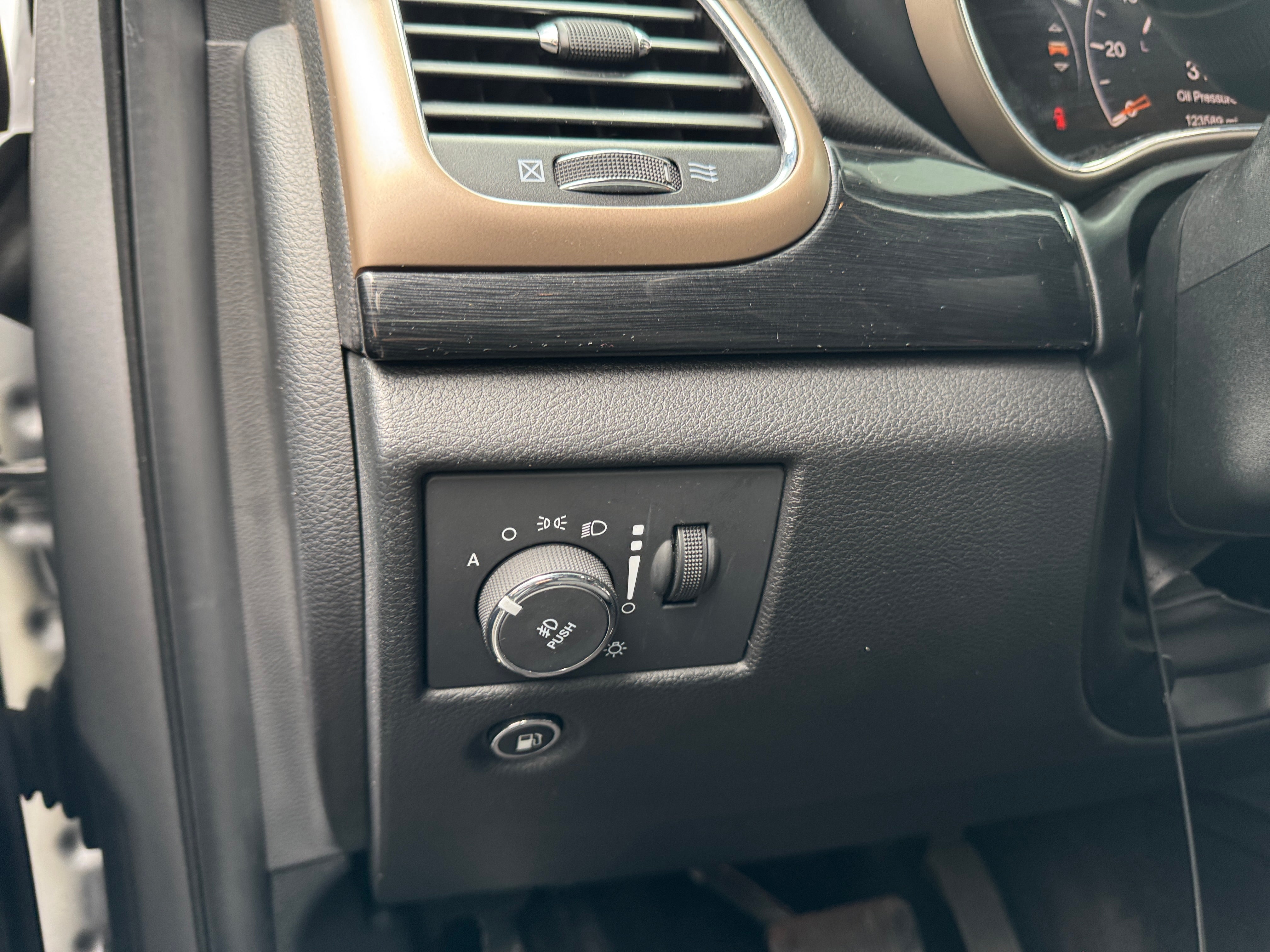Used 2016 Jeep Grand Cherokee Laredo with VIN 1C4RJEAG3GC392624 for sale in Auburn, WA