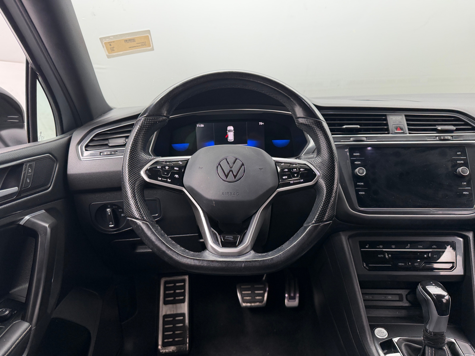 Thumbnail: 2023 Volkswagen Tiguan - 4