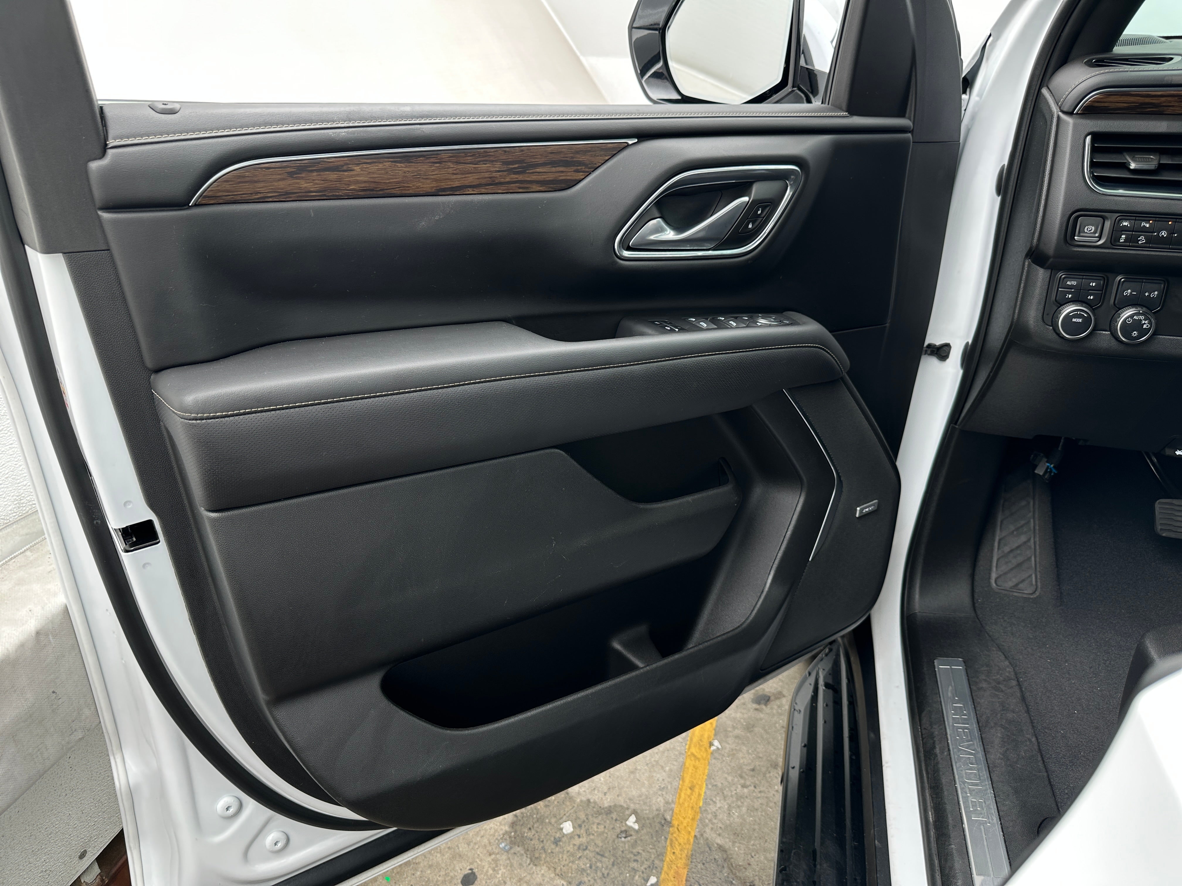 2023 Chevrolet Suburban Premier - Photo 2