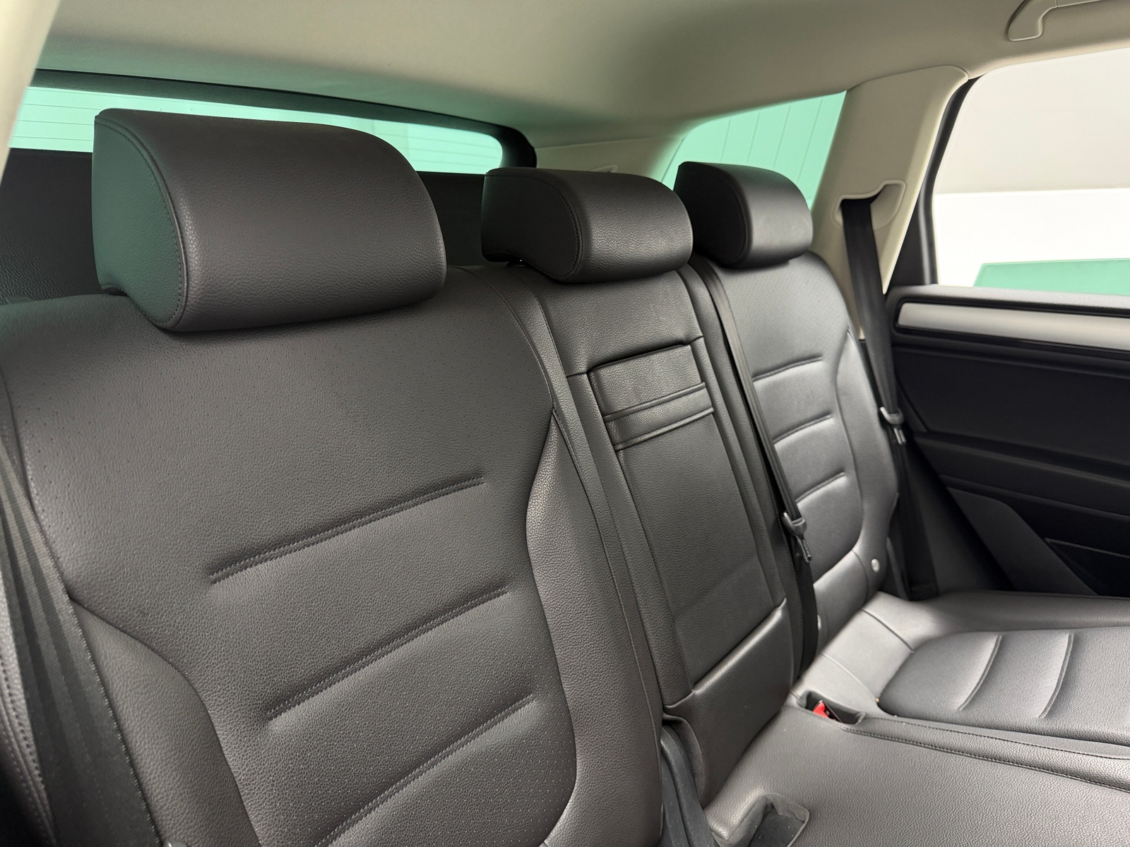 Thumbnail: 2016 Volkswagen Touareg - 6