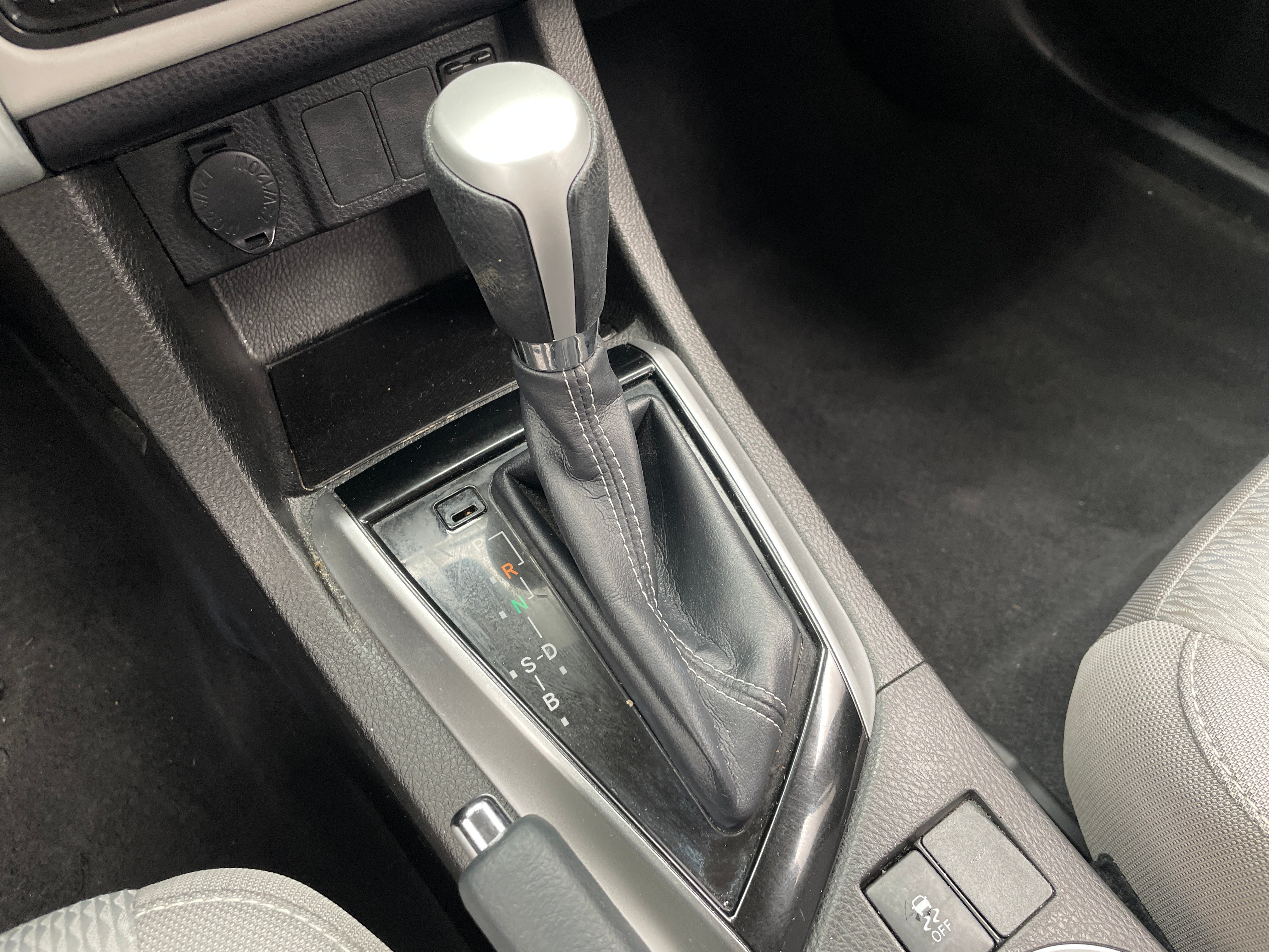 2017 Toyota Corolla LE - Photo 5