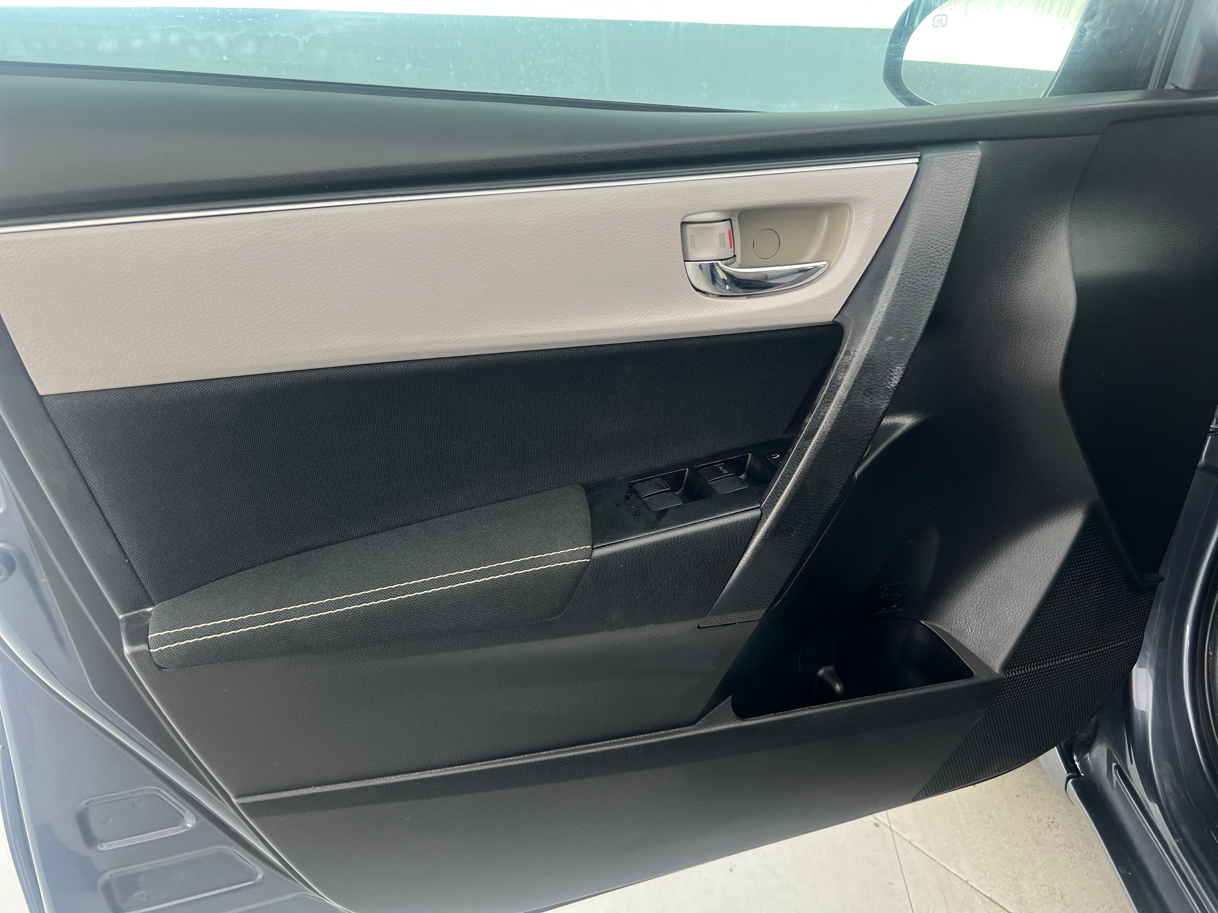 2017 Toyota Corolla LE - Photo 2