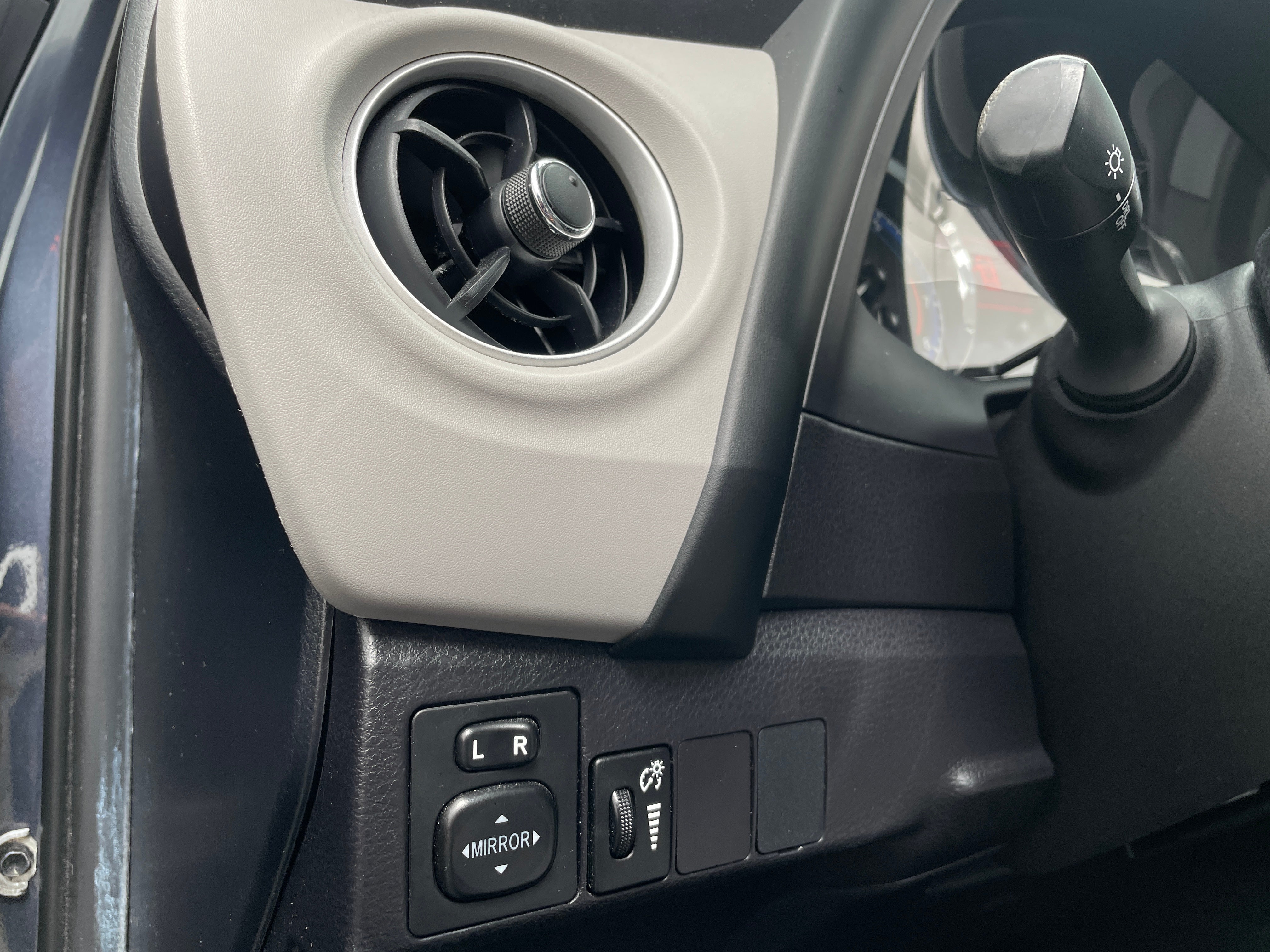 2017 Toyota Corolla LE - Photo 8