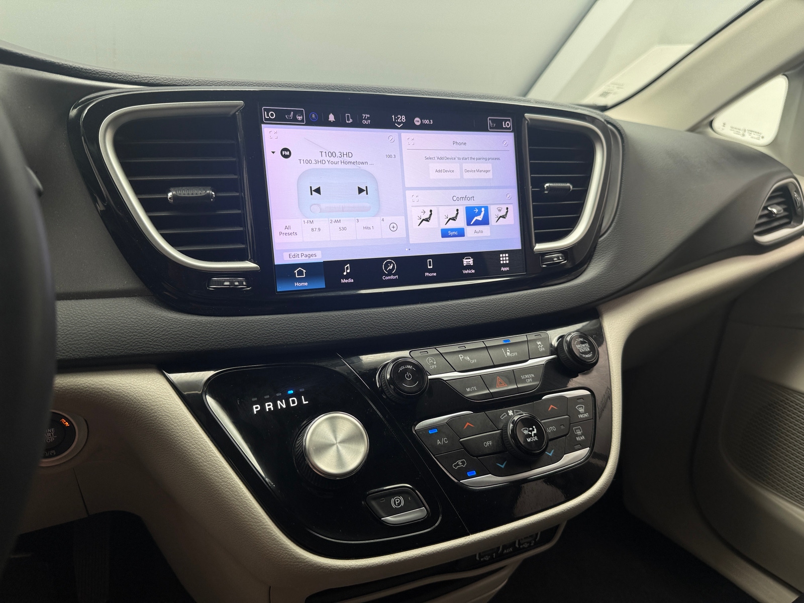 Thumbnail: 2024 Chrysler Pacifica - 3