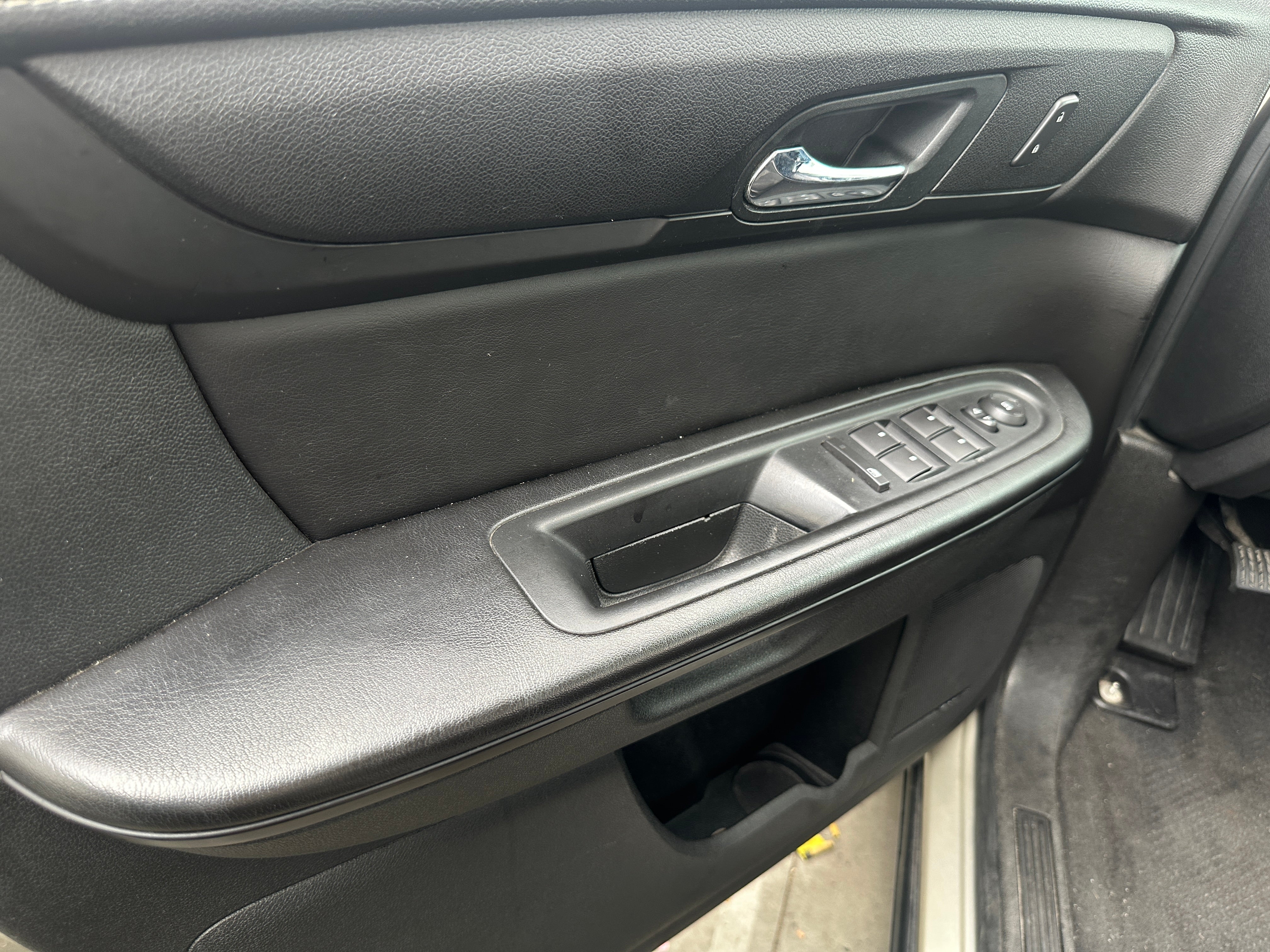 Used 2014 Chevrolet Traverse 2LT with VIN 1GNKRHKD1EJ361517 for sale in Colonial Heights, VA