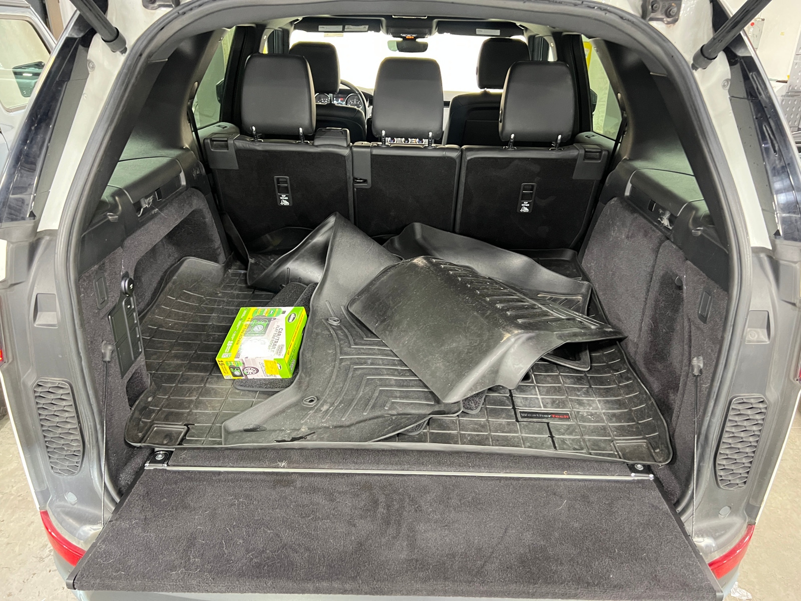 Thumbnail: 2020 Land Rover Discovery - 6