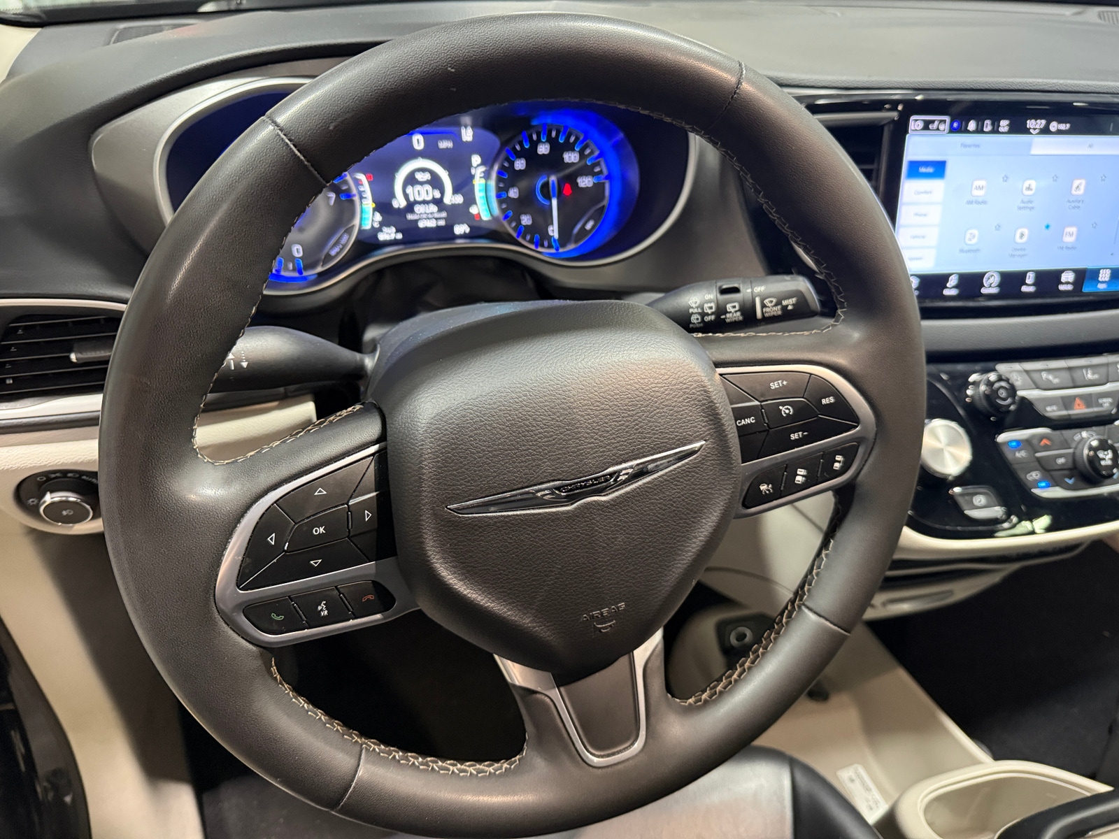 Thumbnail: 2023 Chrysler Pacifica - 4