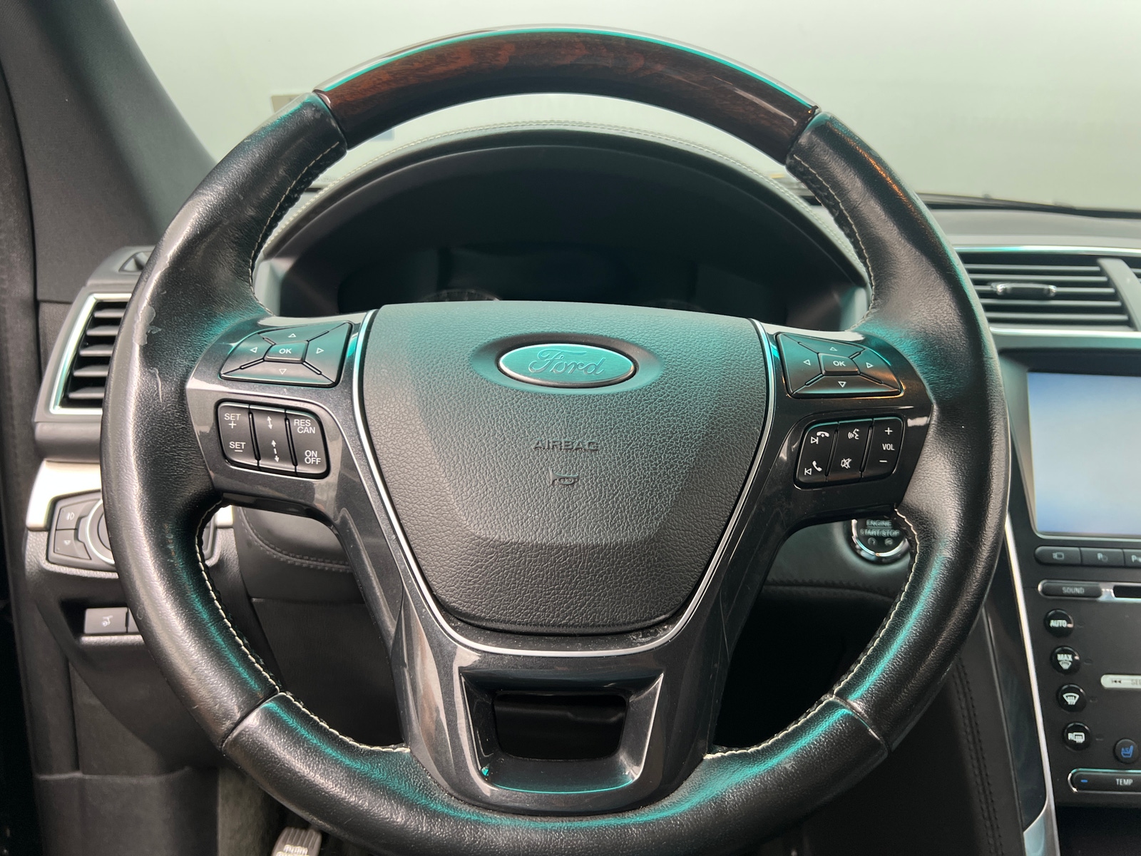 Thumbnail: 2016 Ford Explorer - 4