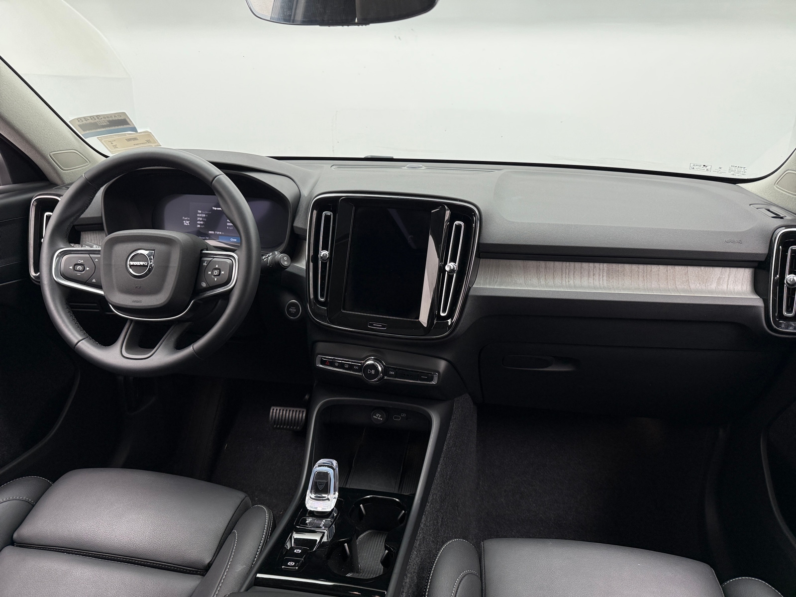 Thumbnail: 2026 Volvo XC40 - 3