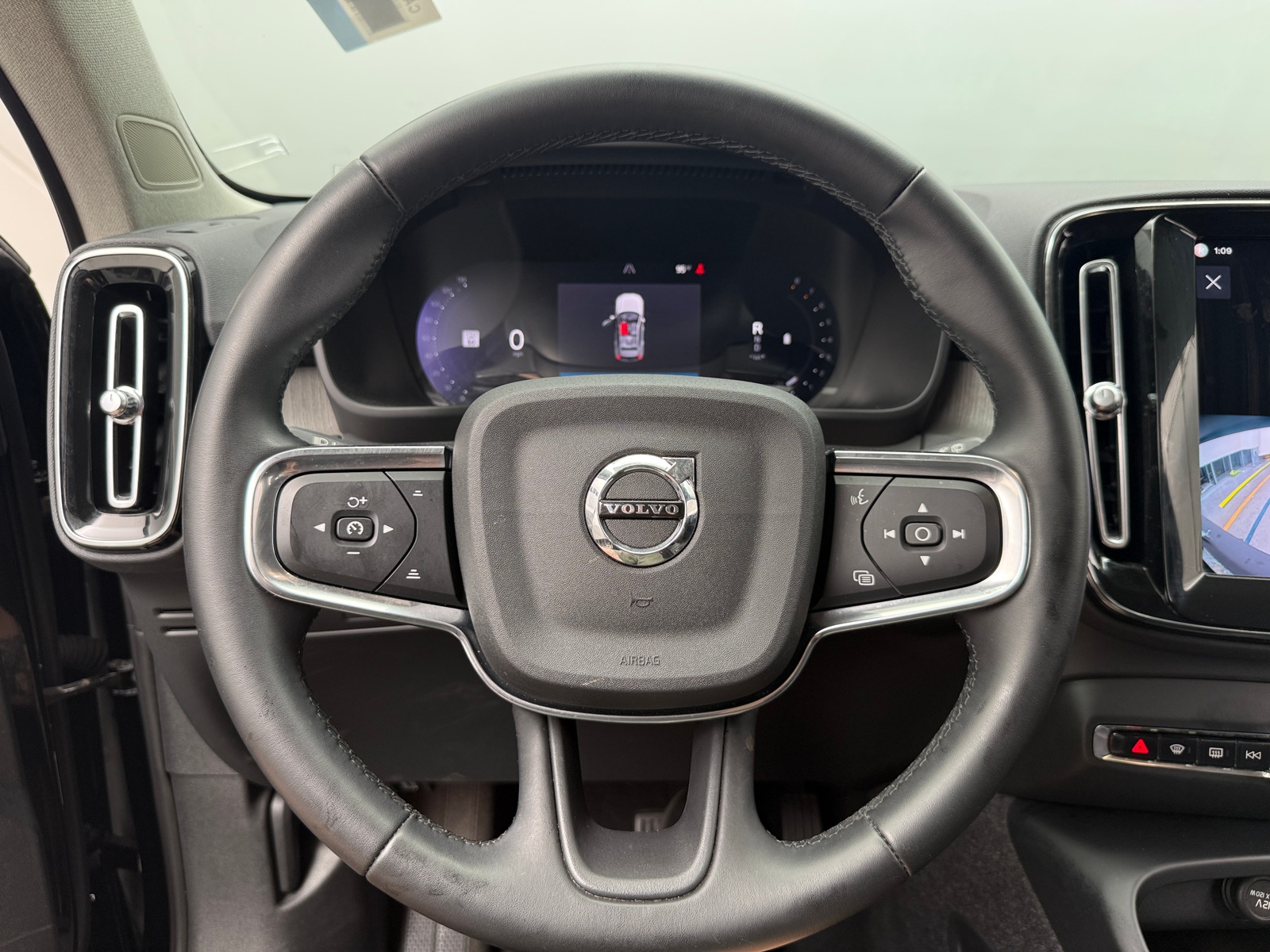 Thumbnail: 2023 Volvo XC40 - 4