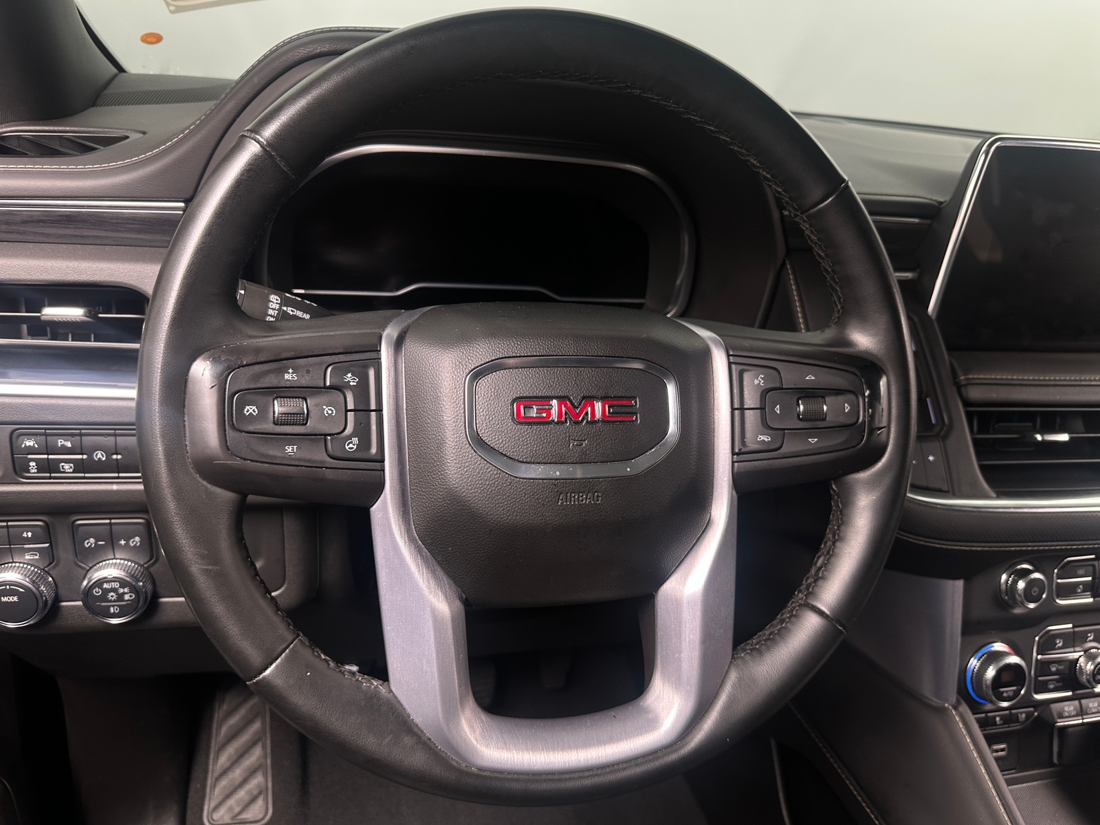 Thumbnail: 2023 GMC Yukon XL - 4