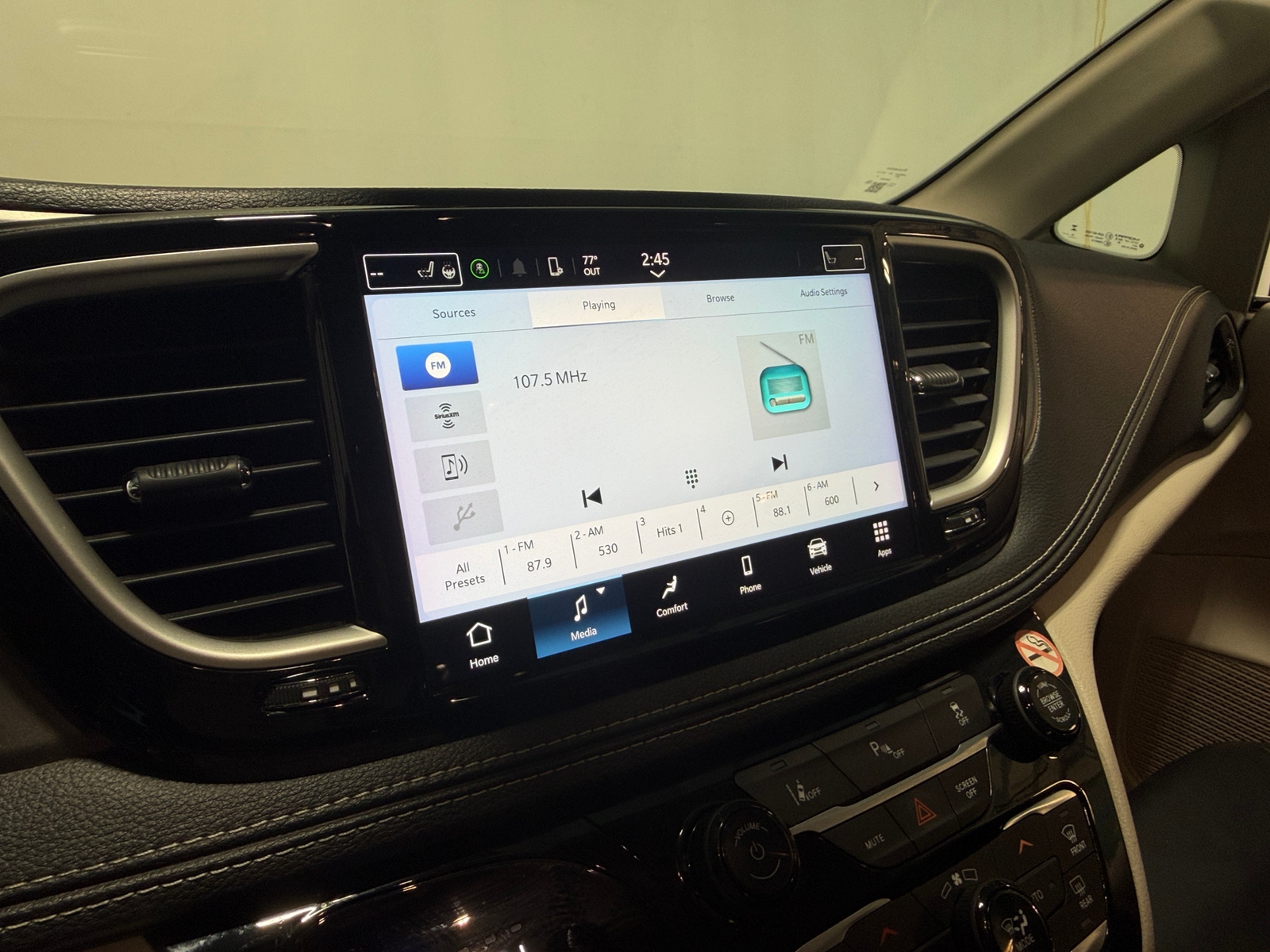 Thumbnail: 2023 Chrysler Pacifica - 3