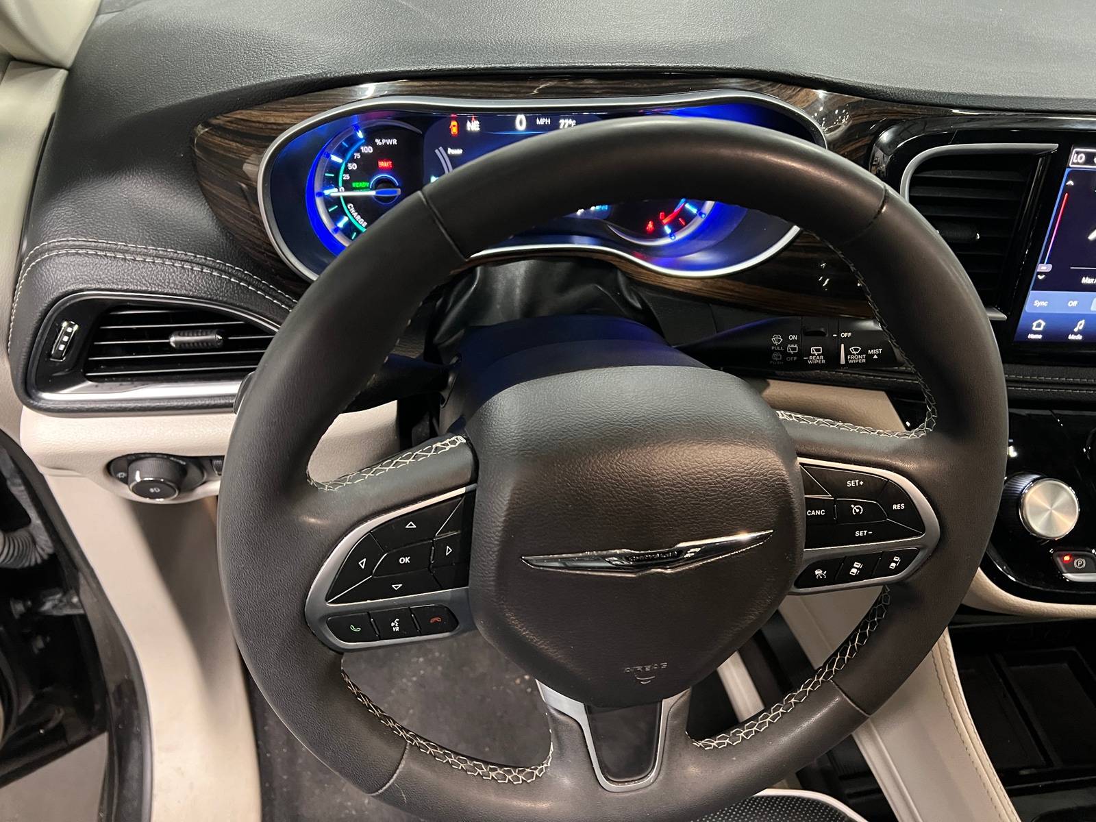Thumbnail: 2023 Chrysler Pacifica - 4