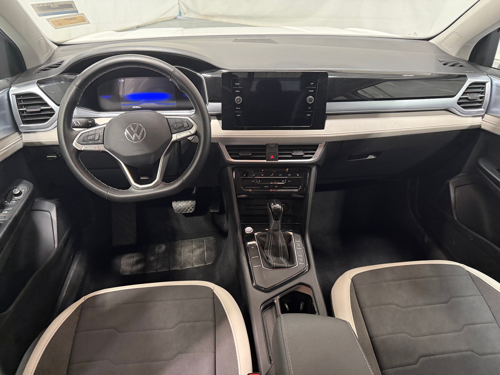 Thumbnail: 2025 Volkswagen Taos - 3