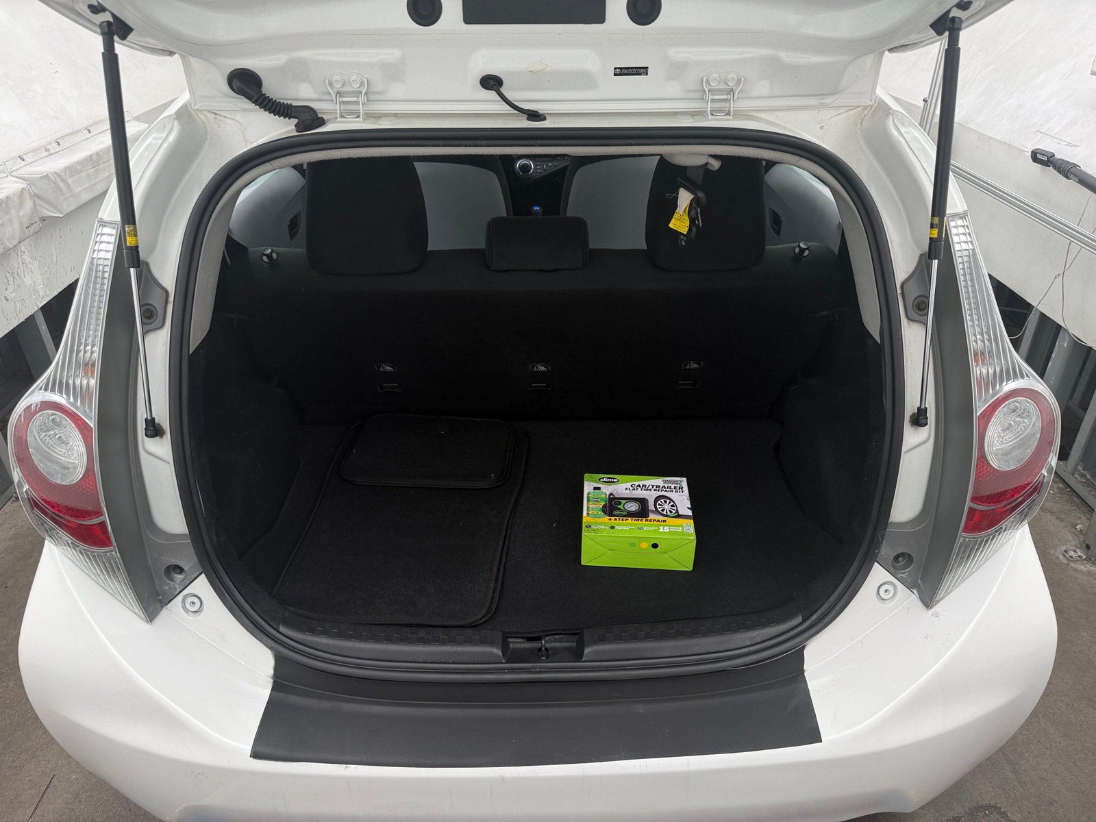 Thumbnail: 2012 Toyota Prius c - 7