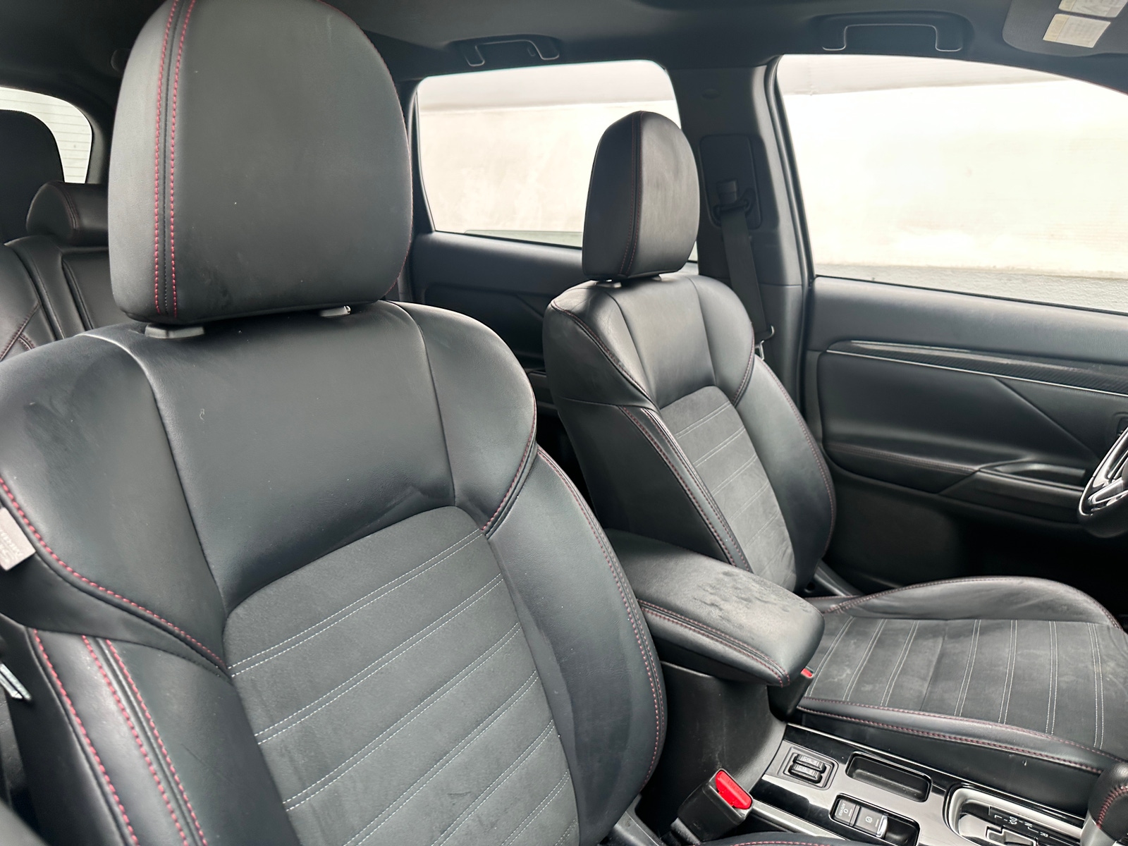 Thumbnail: 2020 Mitsubishi Outlander - 2