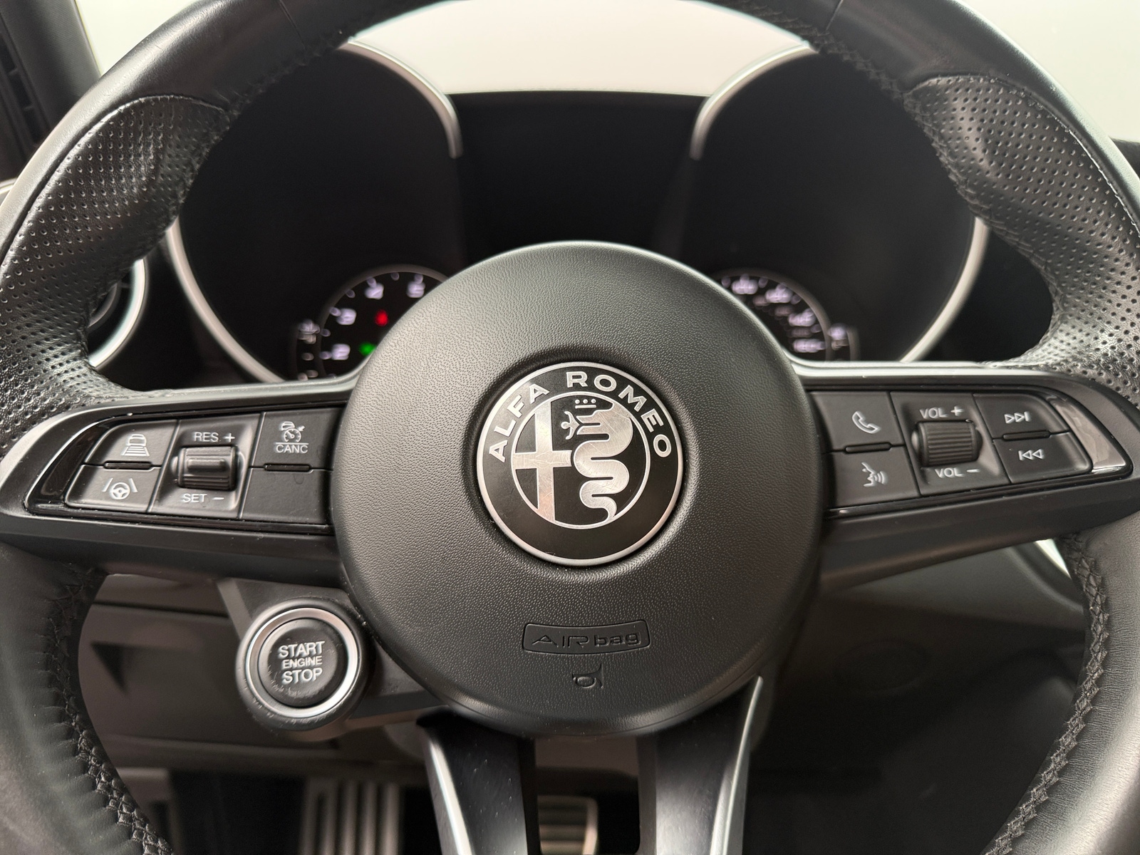 Thumbnail: 2022 Alfa Romeo Giulia - 4