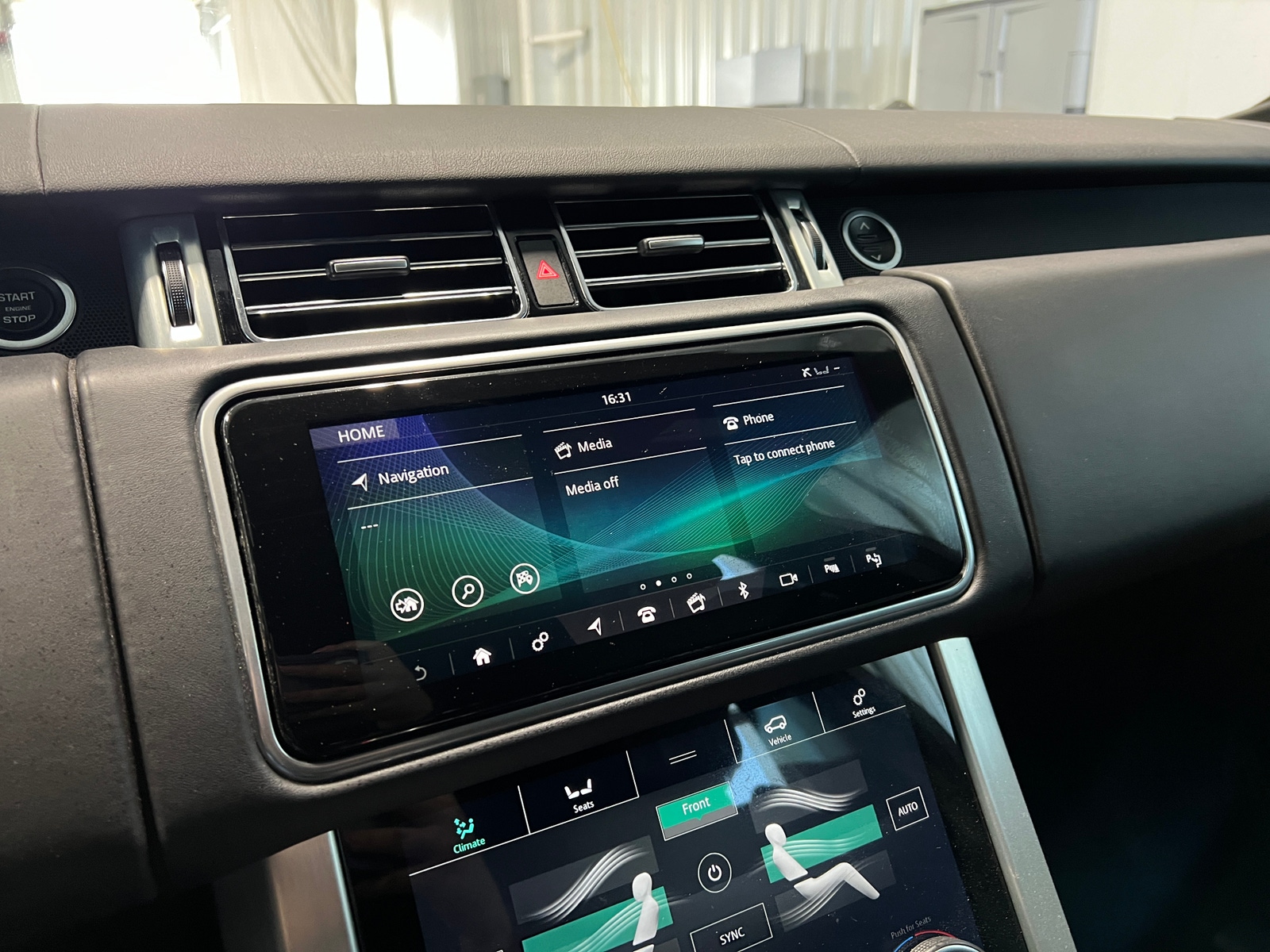 Thumbnail: 2020 Land Rover Range Rover - 3