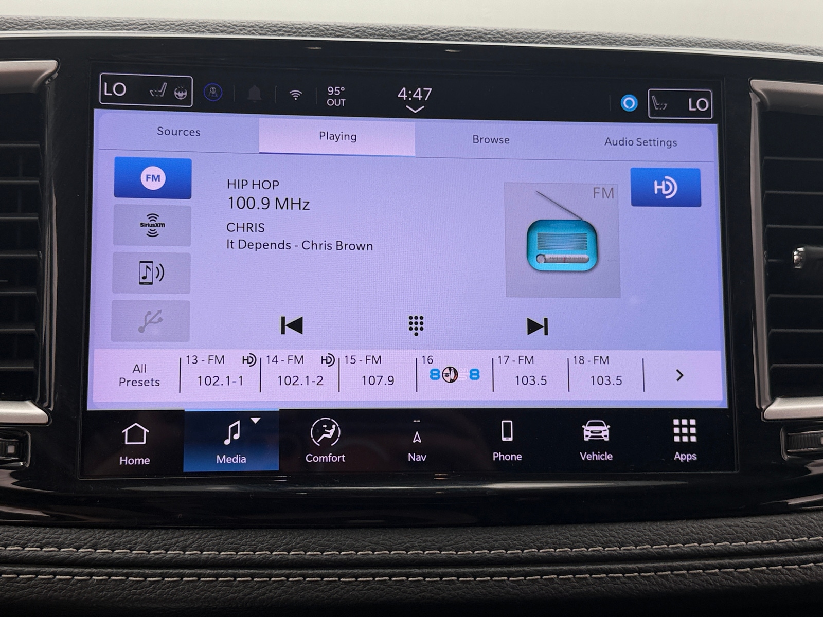 Thumbnail: 2024 Chrysler Pacifica - 3