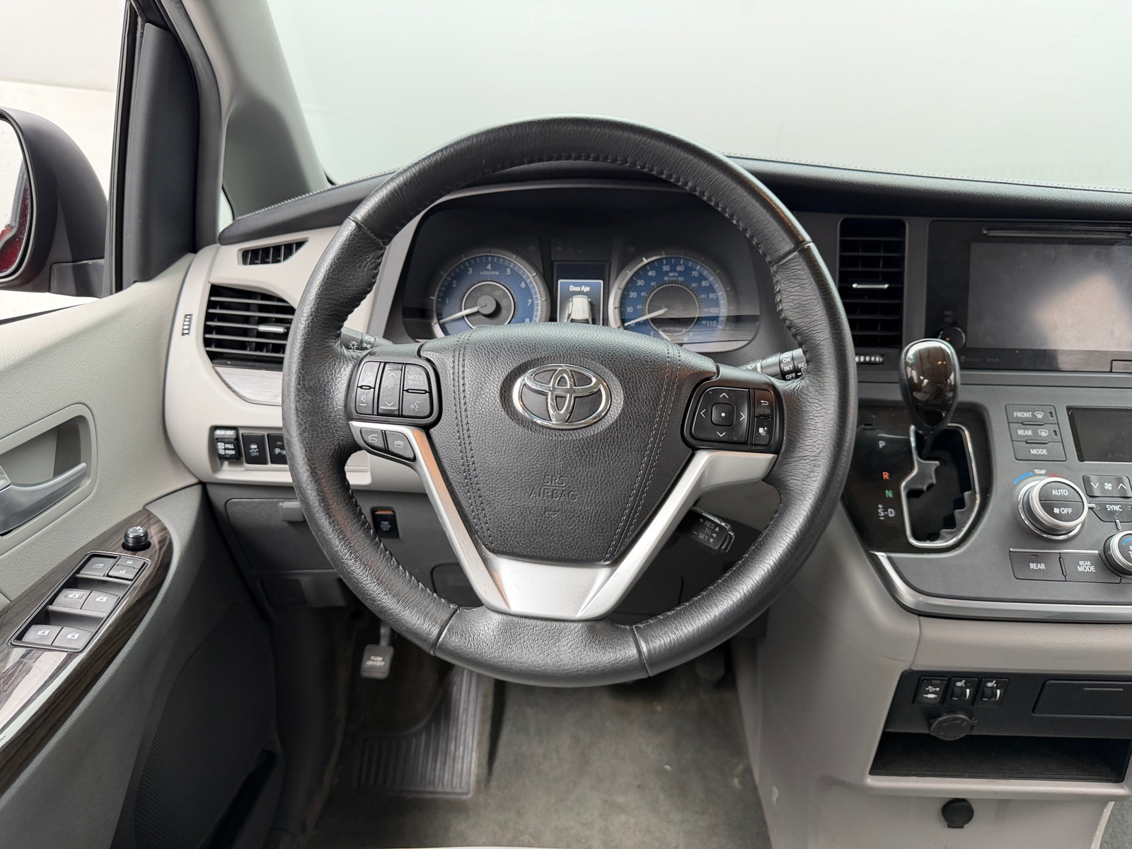 Thumbnail: 2017 Toyota Sienna - 4