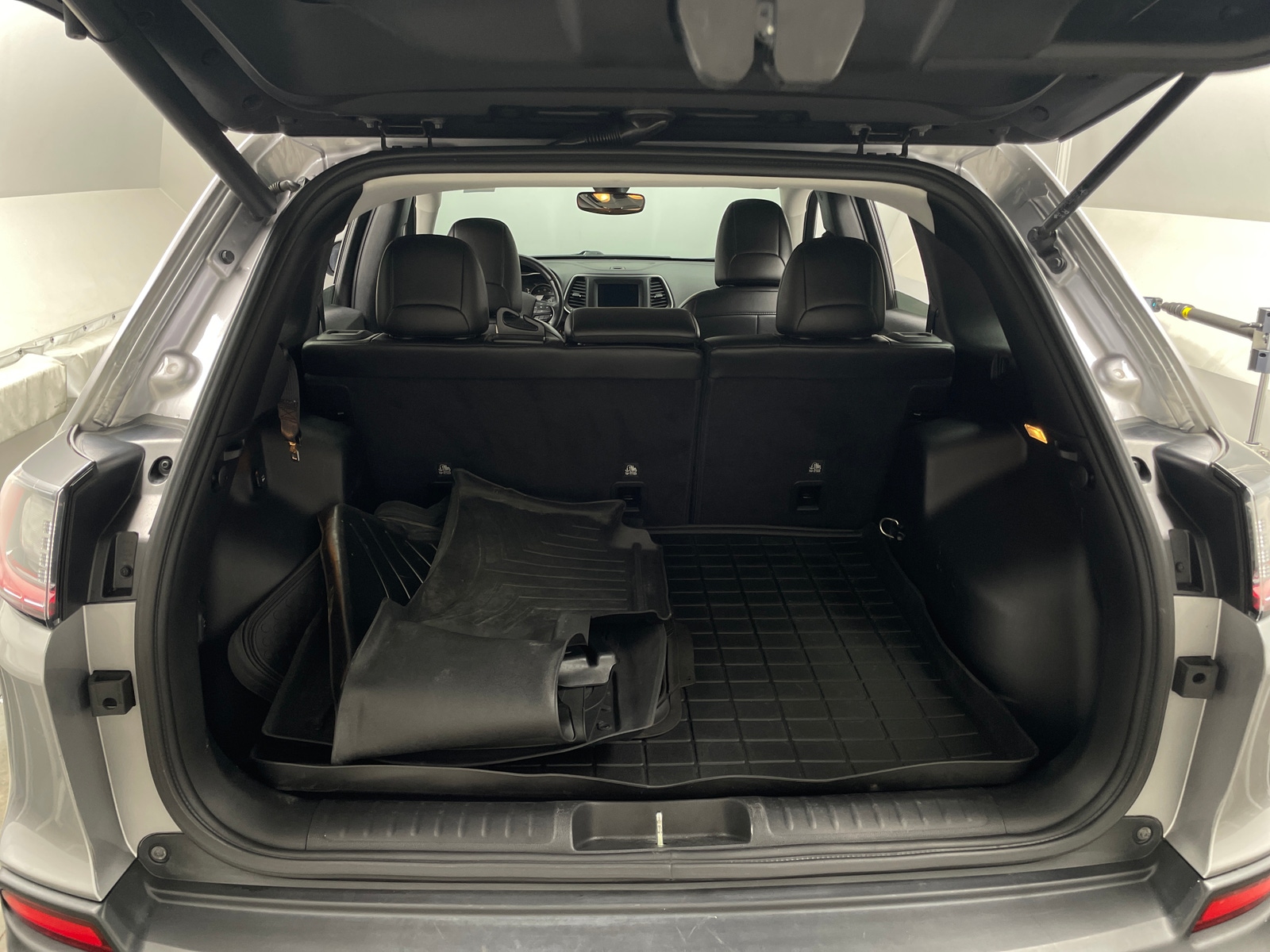 Thumbnail: 2019 Jeep Cherokee - 7