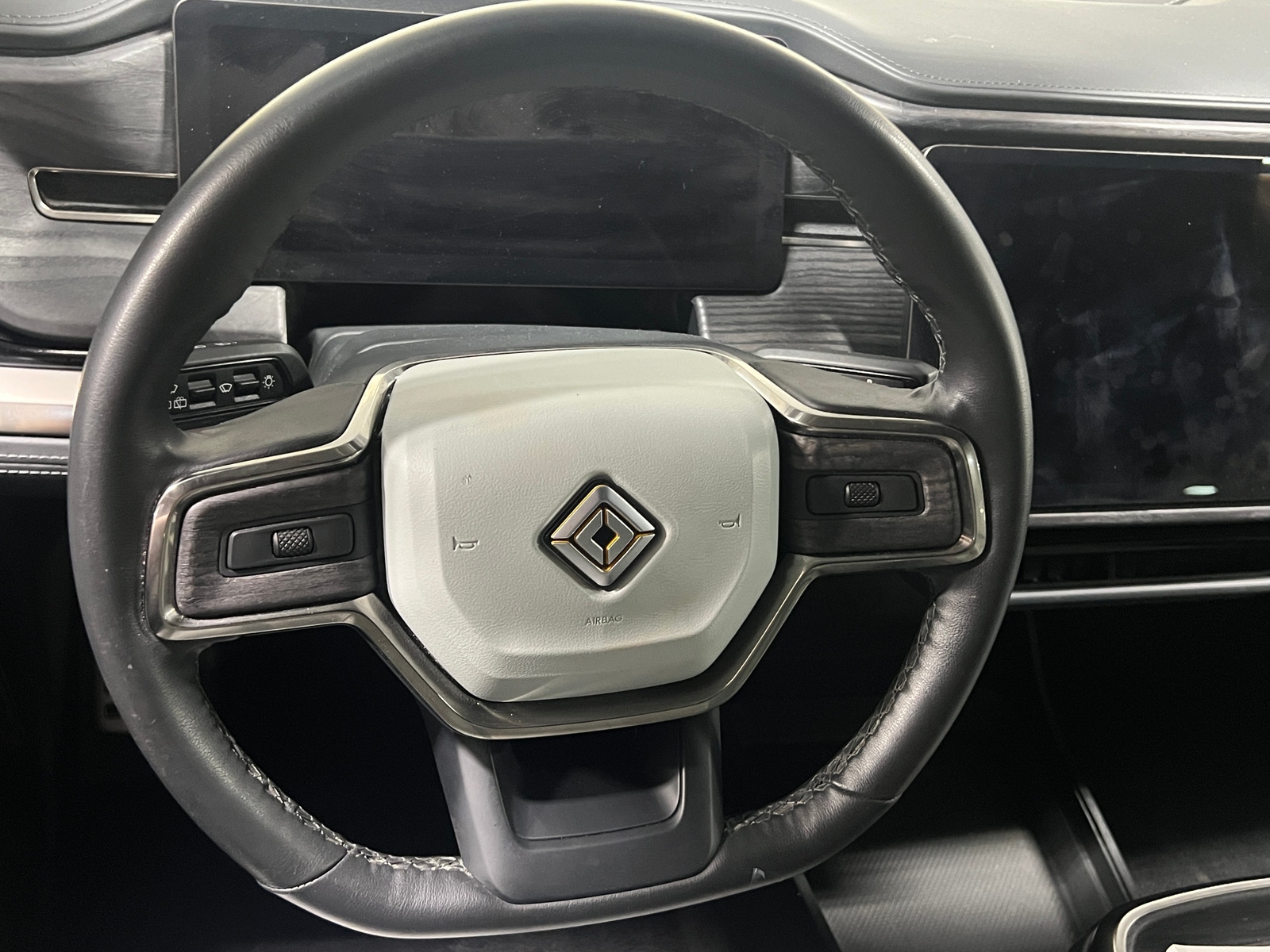 Thumbnail: 2023 Rivian R1S - 4