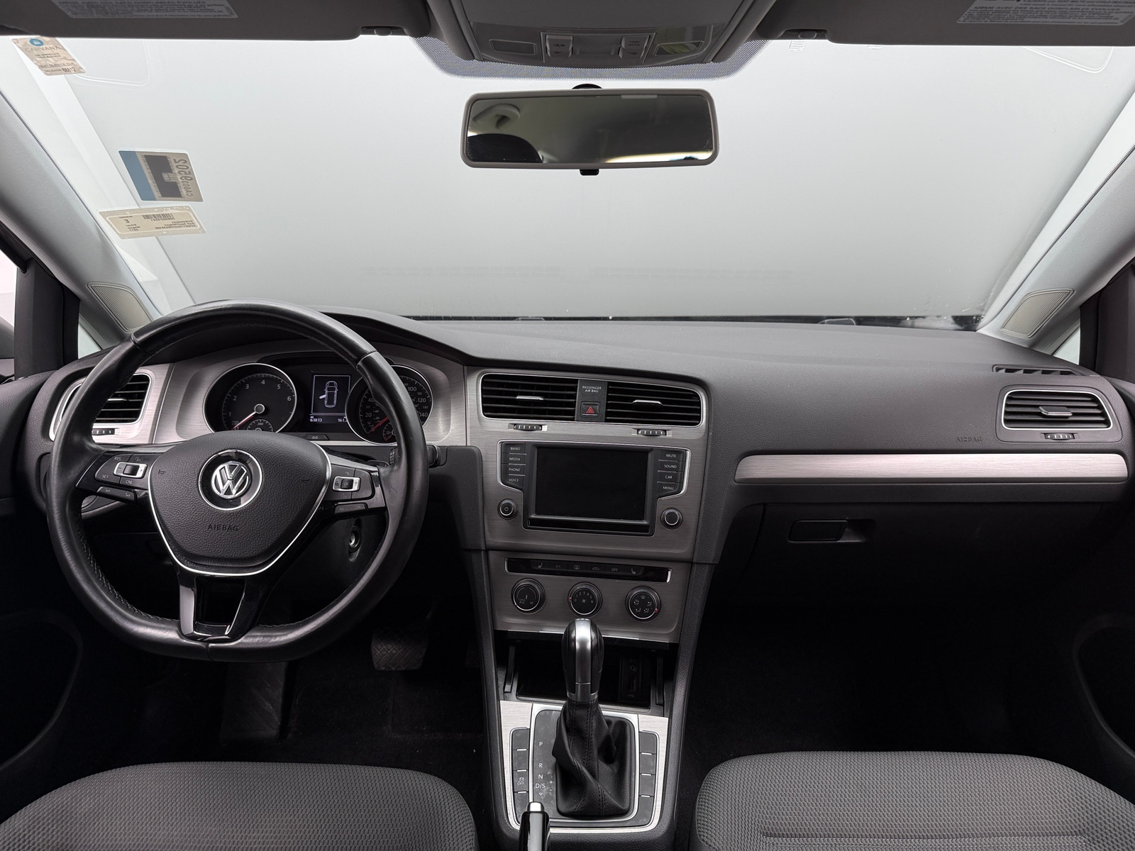 Thumbnail: 2017 Volkswagen e-Golf - 3