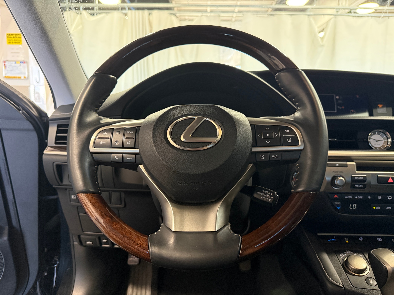 Thumbnail: 2018 Lexus ES - 4