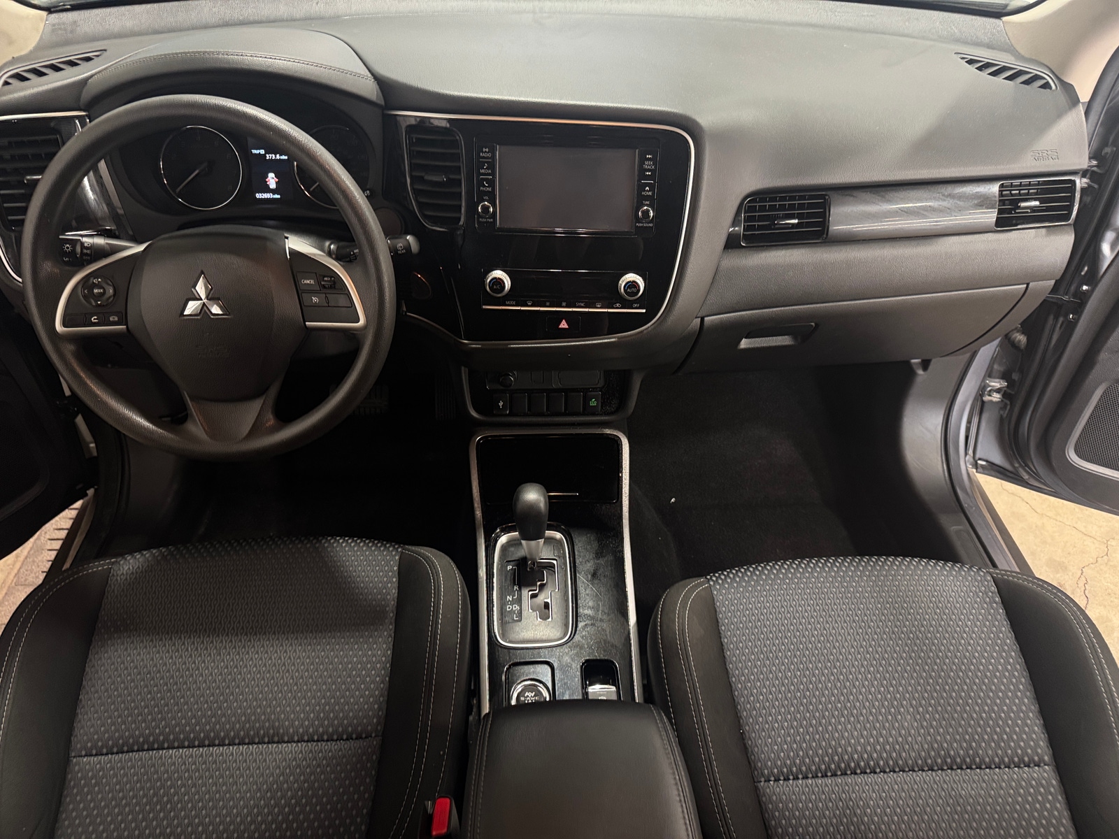 Thumbnail: 2020 Mitsubishi Outlander - 3
