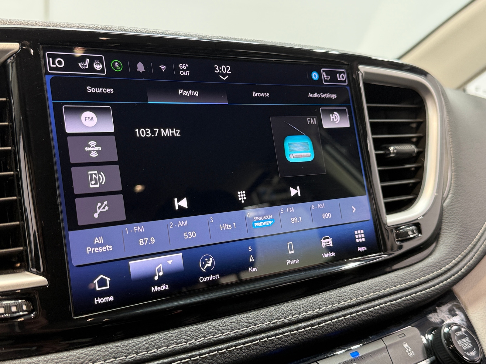 Thumbnail: 2024 Chrysler Pacifica - 3