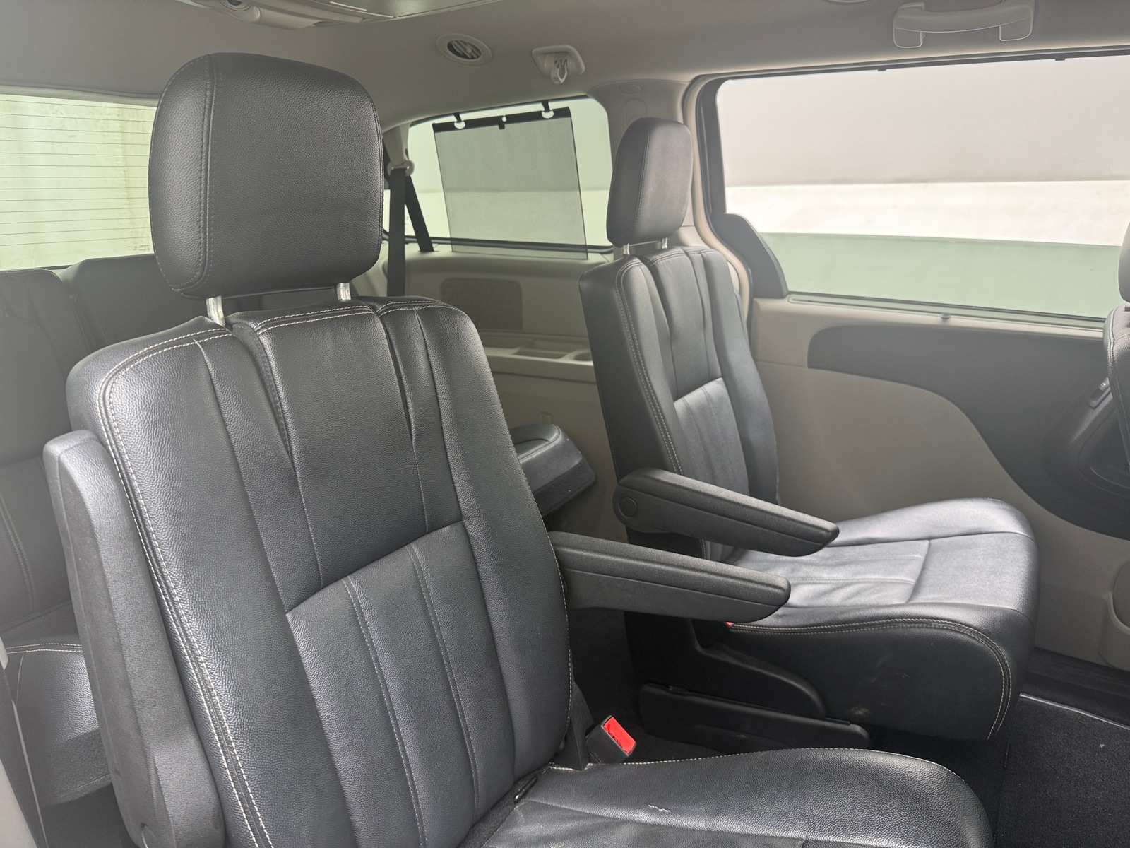 Thumbnail: 2016 Chrysler Town & Country - 5