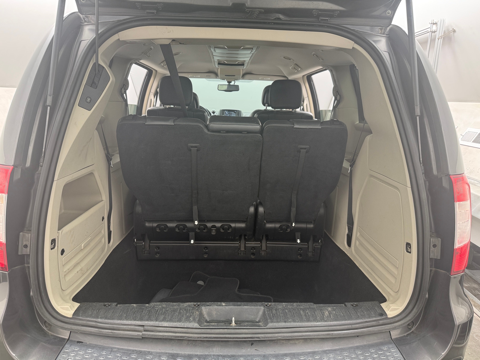 Thumbnail: 2016 Chrysler Town & Country - 6