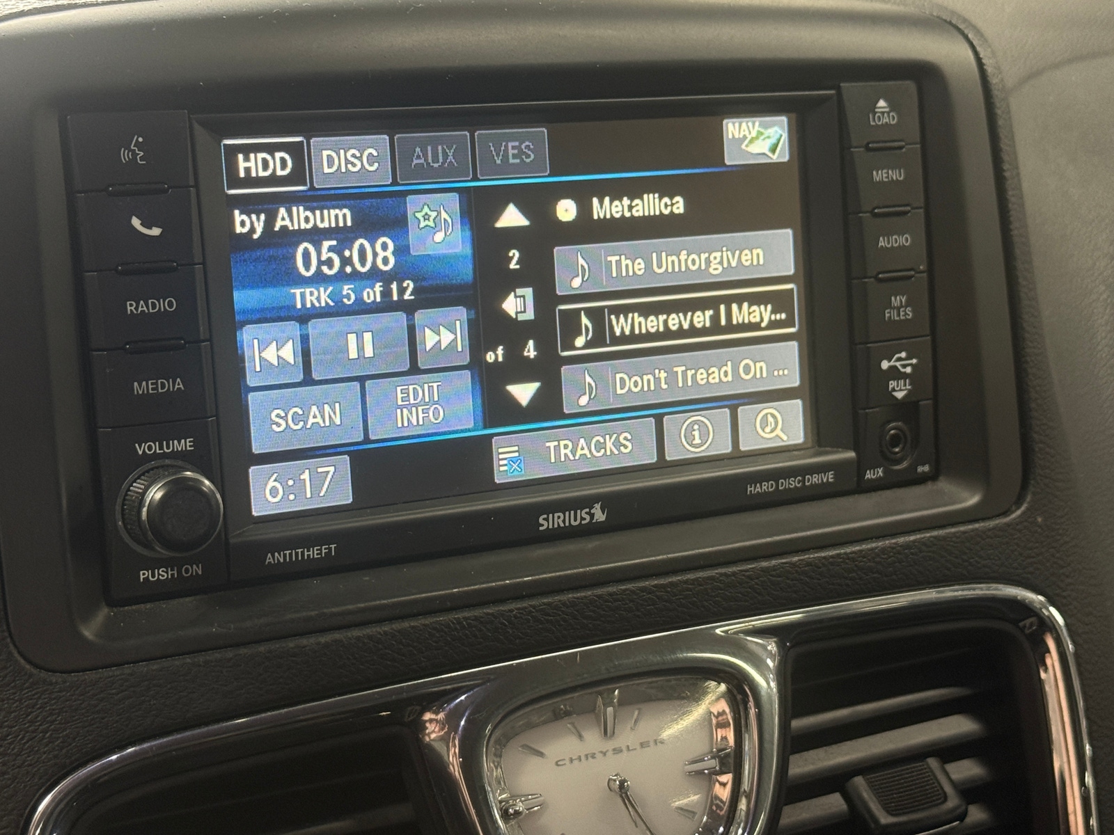 Thumbnail: 2016 Chrysler Town & Country - 3