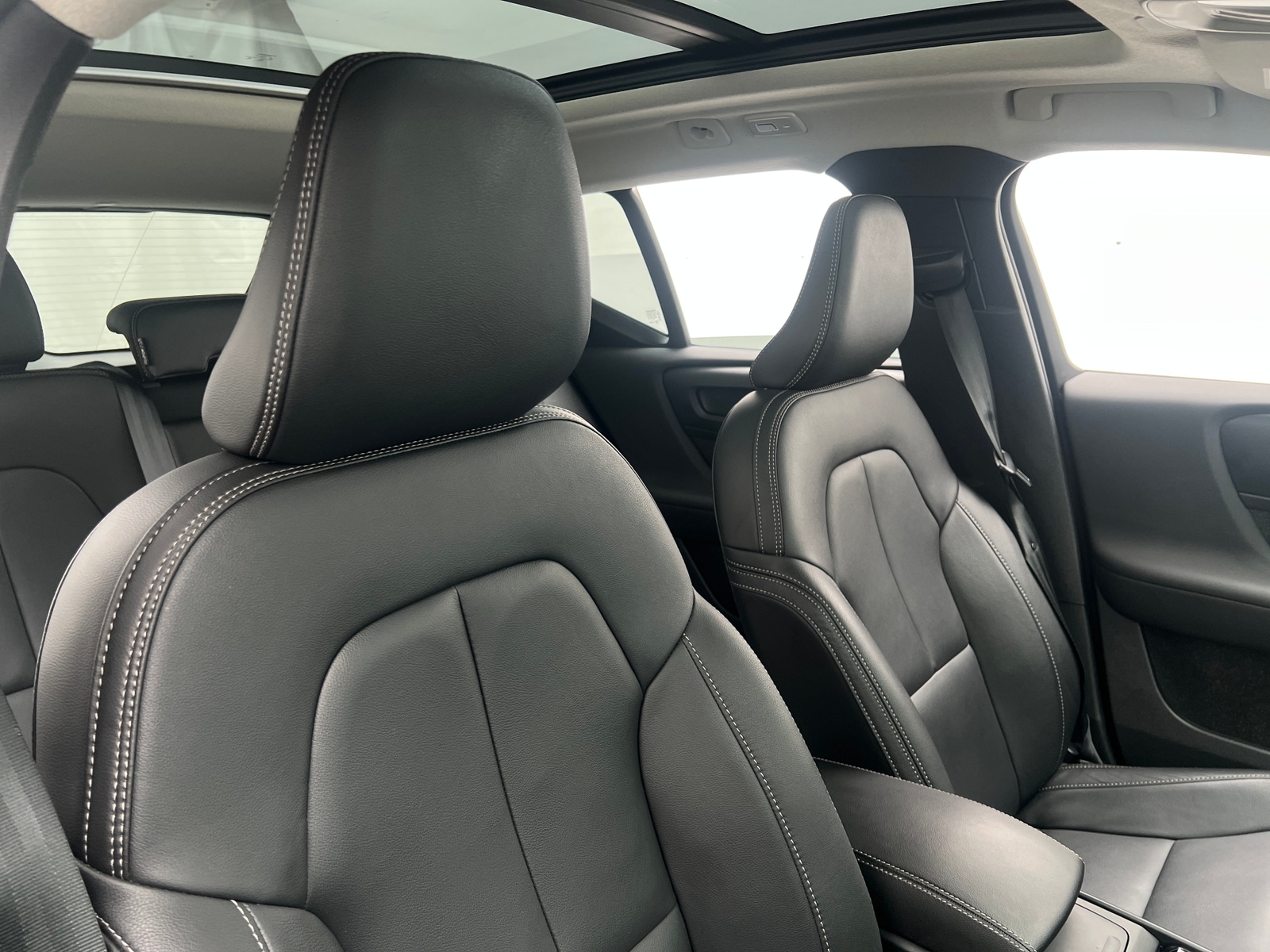 Thumbnail: 2026 Volvo XC40 - 2