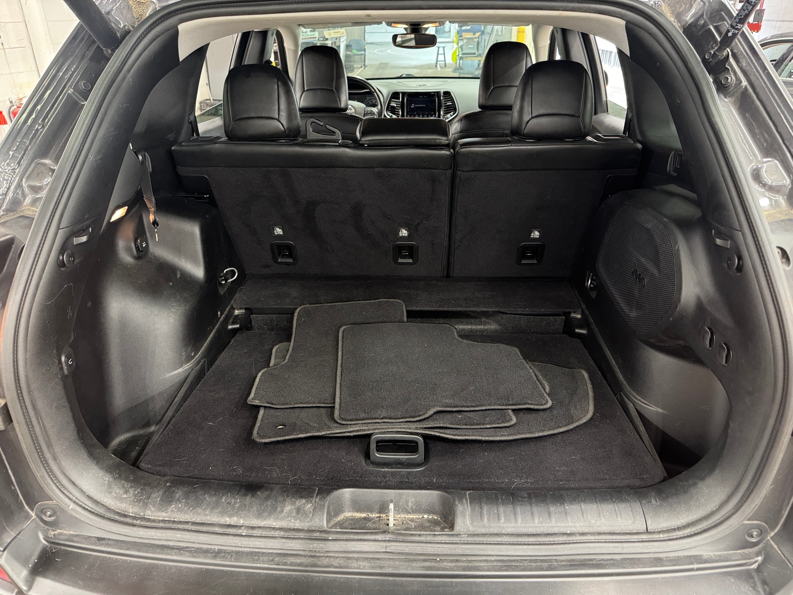 Thumbnail: 2019 Jeep Cherokee - 6