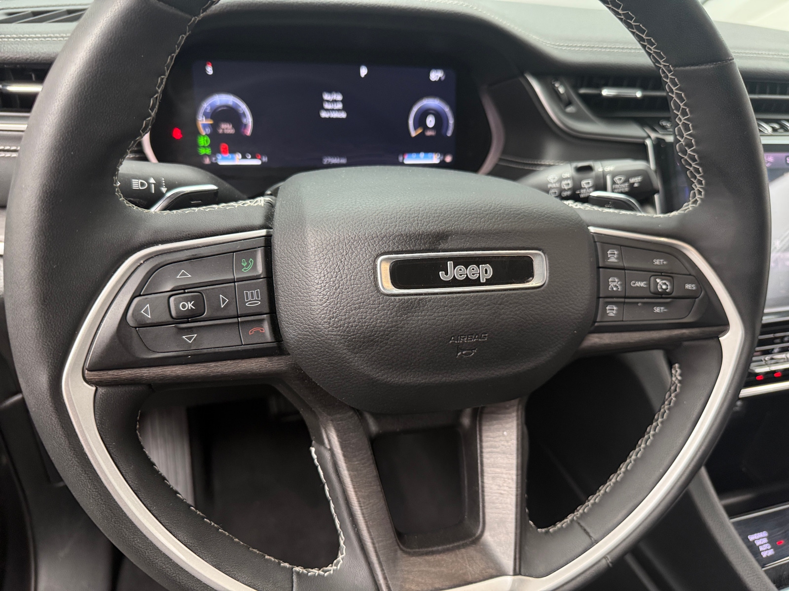 Thumbnail: 2023 Jeep Grand Cherokee L - 4