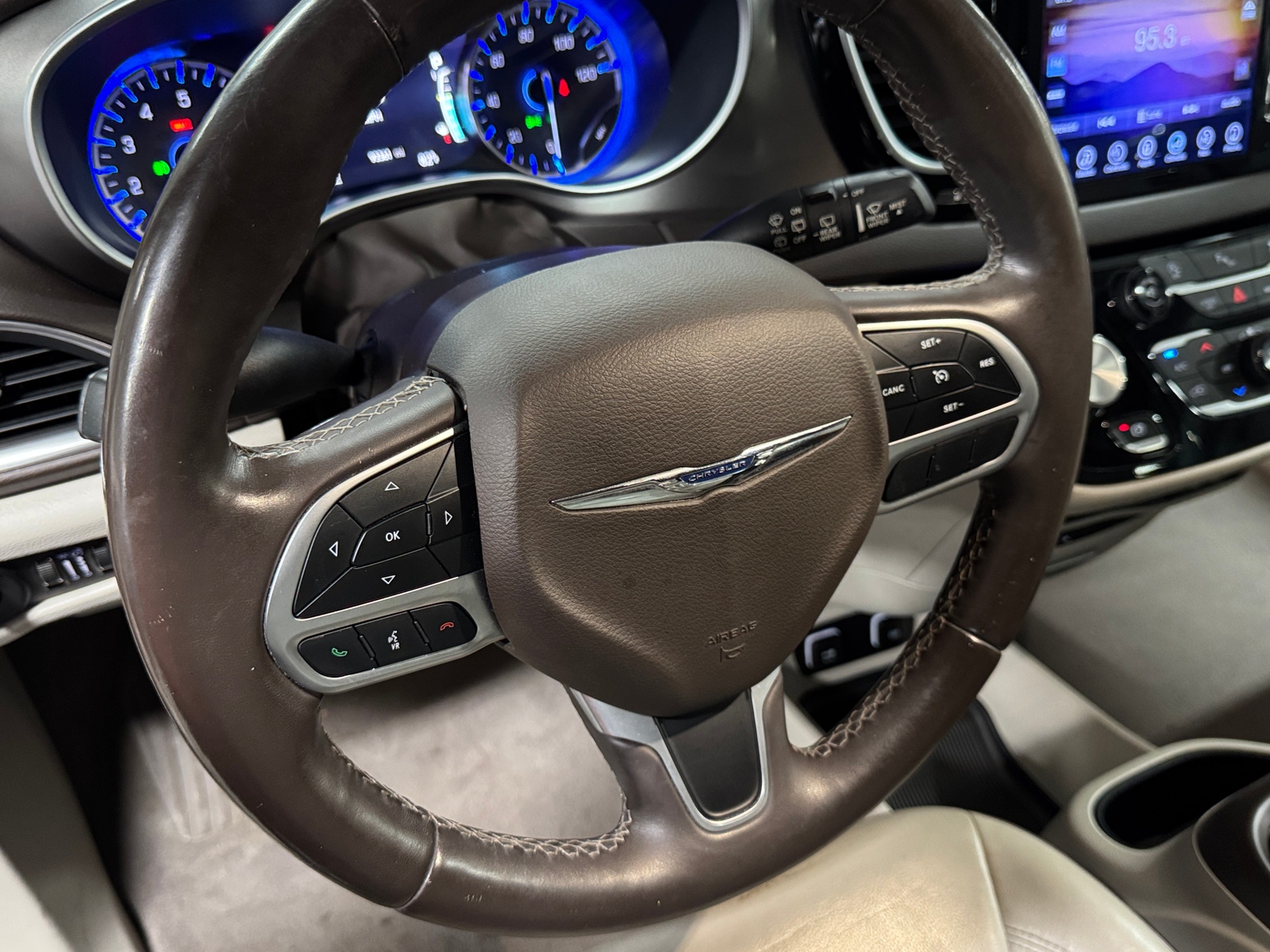 Thumbnail: 2017 Chrysler Pacifica - 4
