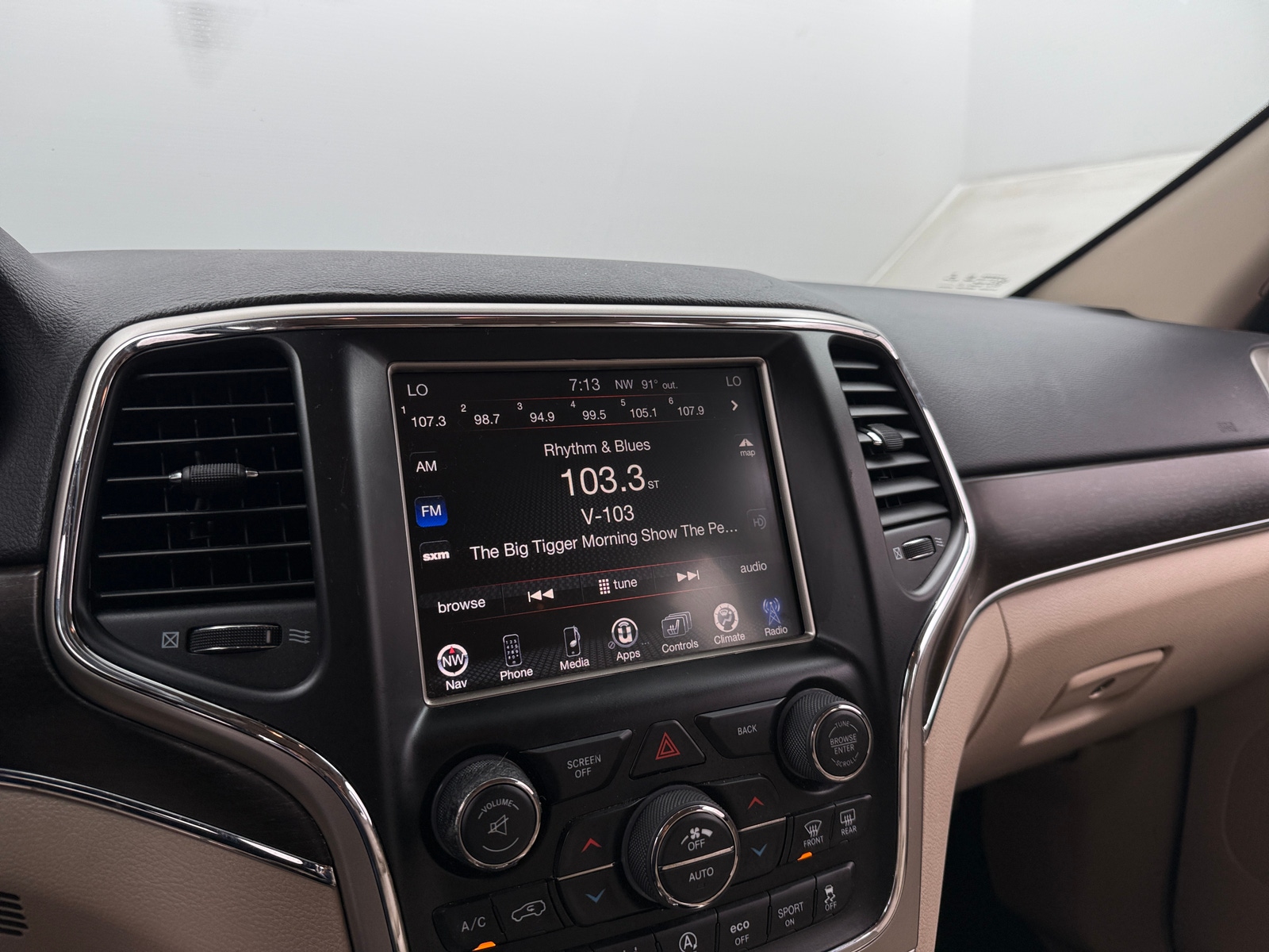 Thumbnail: 2017 Jeep Grand Cherokee - 3