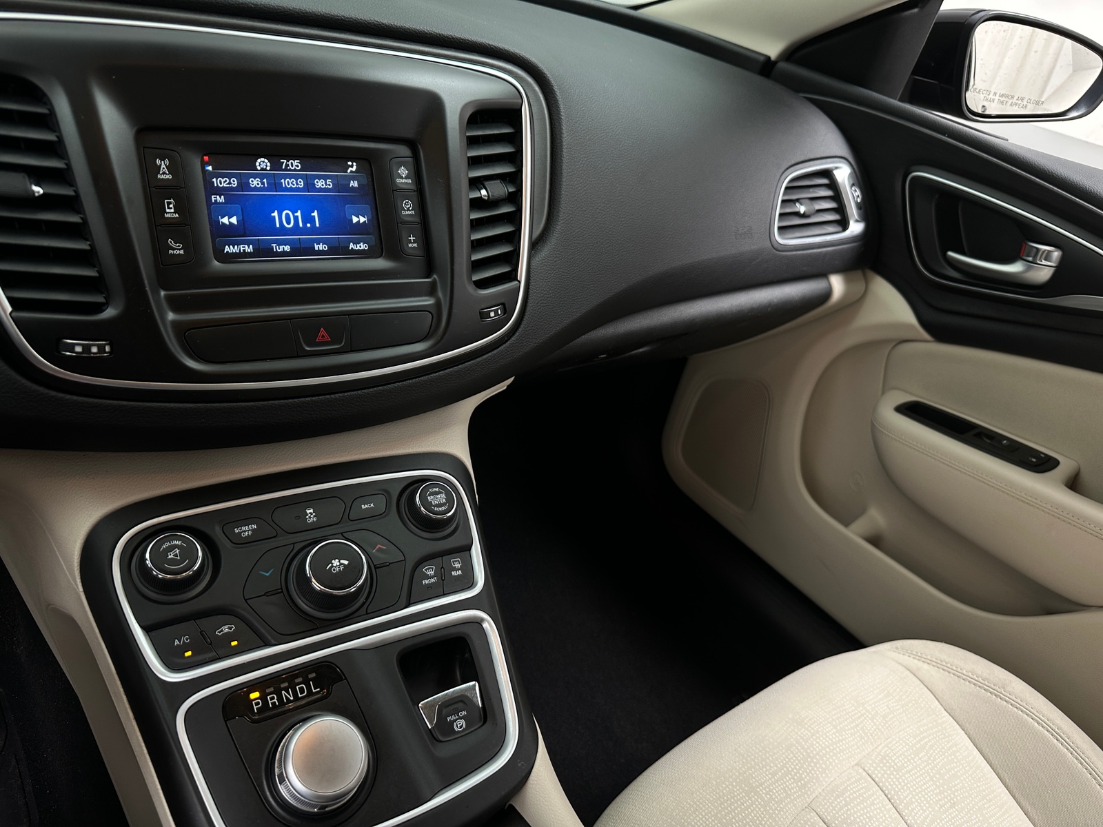 Thumbnail: 2017 Chrysler 200 - 4