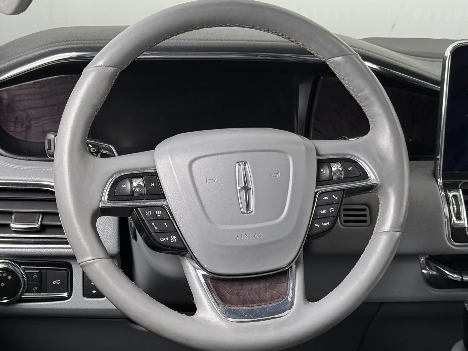 Thumbnail: 2019 Lincoln Navigator - 4