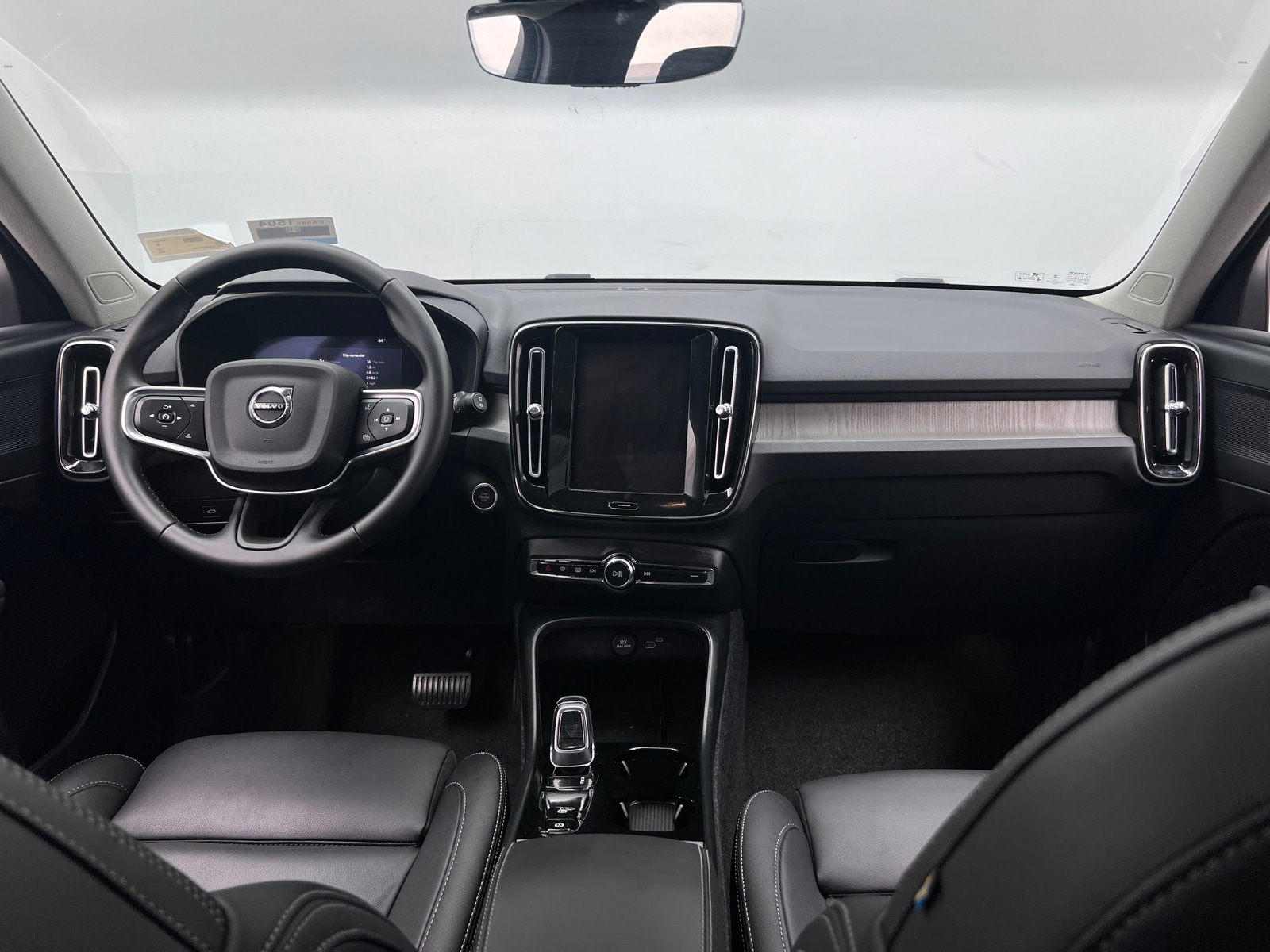 Thumbnail: 2026 Volvo XC40 - 2