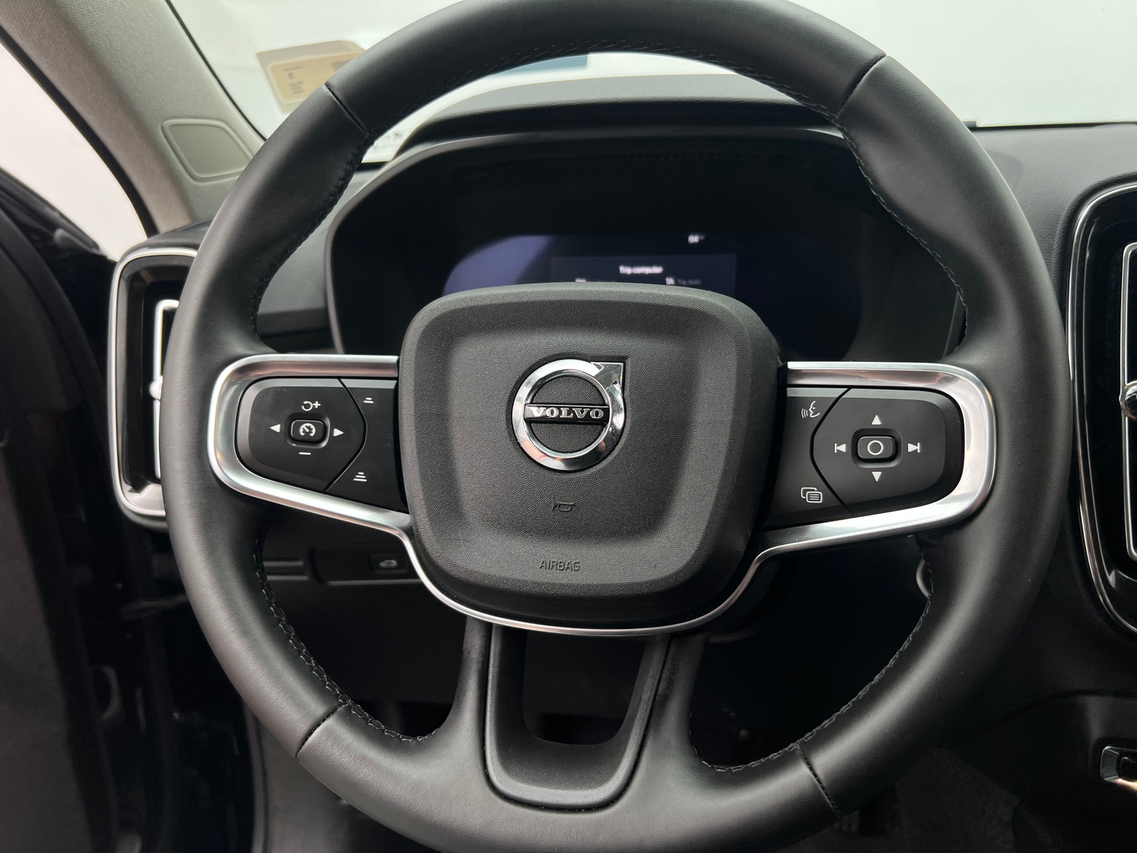 Thumbnail: 2026 Volvo XC40 - 4