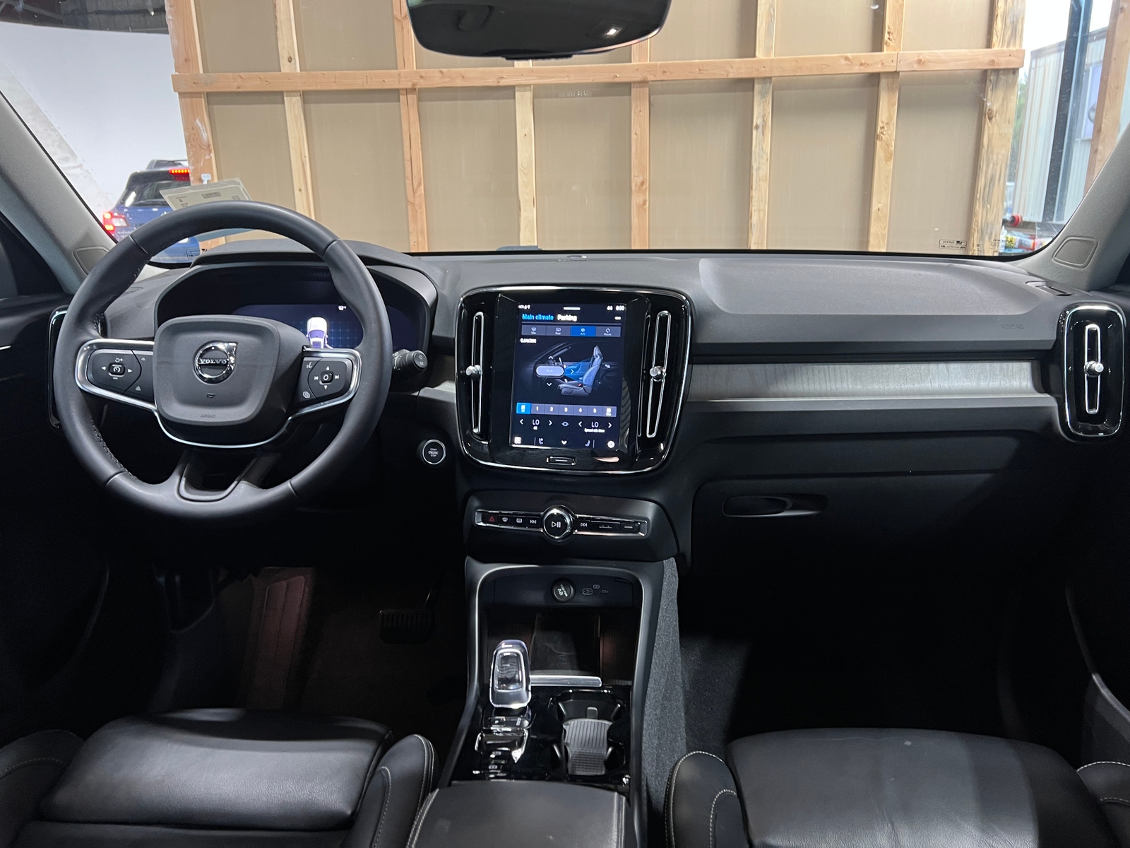 Thumbnail: 2024 Volvo XC40 - 2