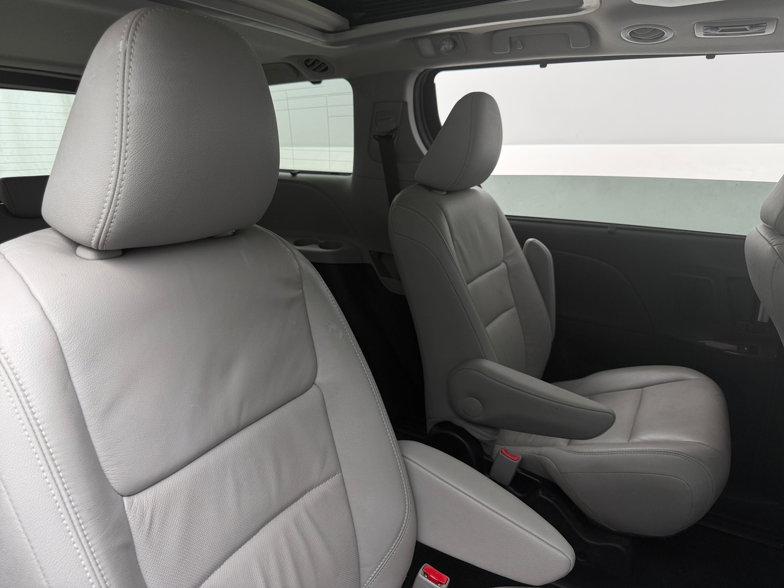Thumbnail: 2017 Toyota Sienna - 5