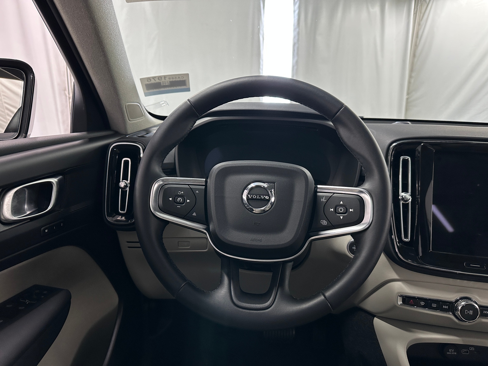 Thumbnail: 2025 Volvo XC40 - 4