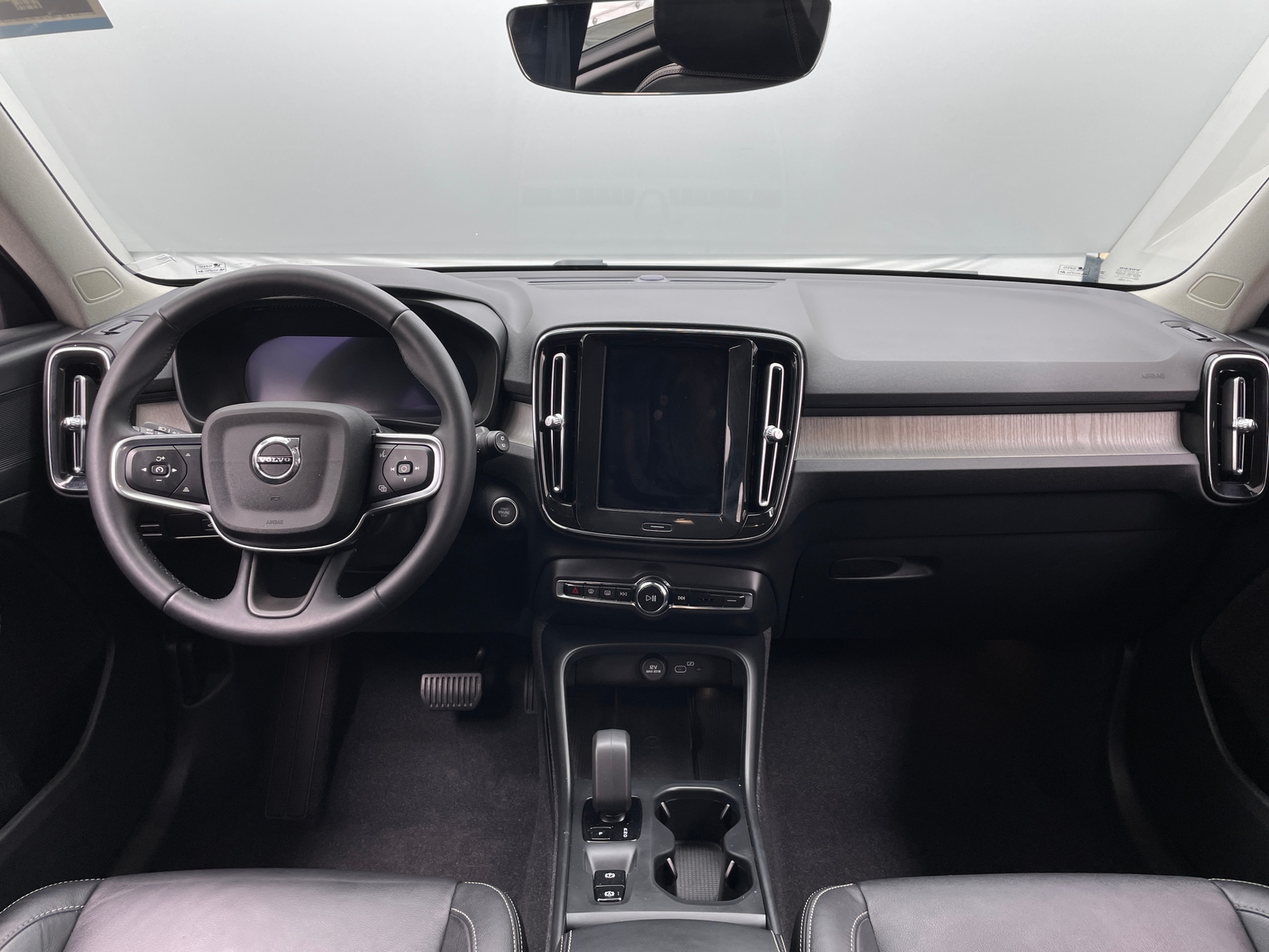 Thumbnail: 2024 Volvo XC40 - 3