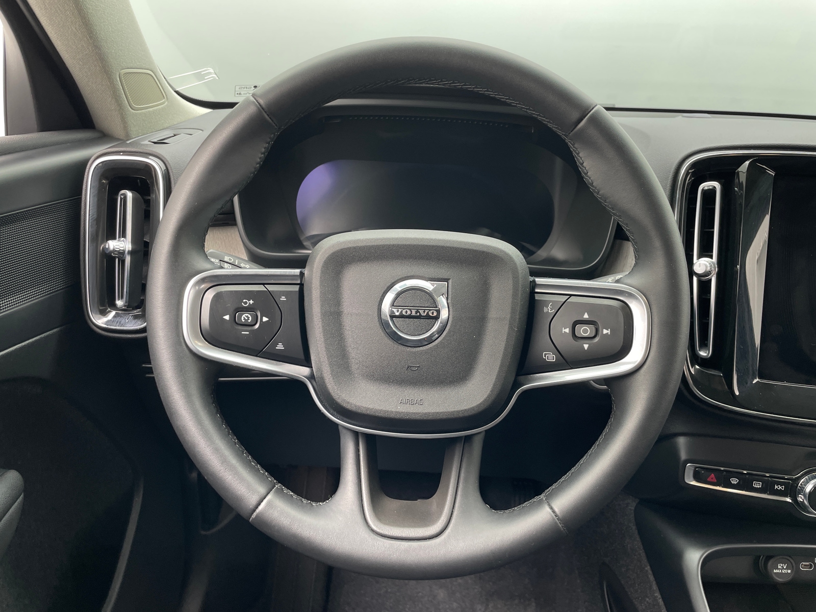 Thumbnail: 2024 Volvo XC40 - 5