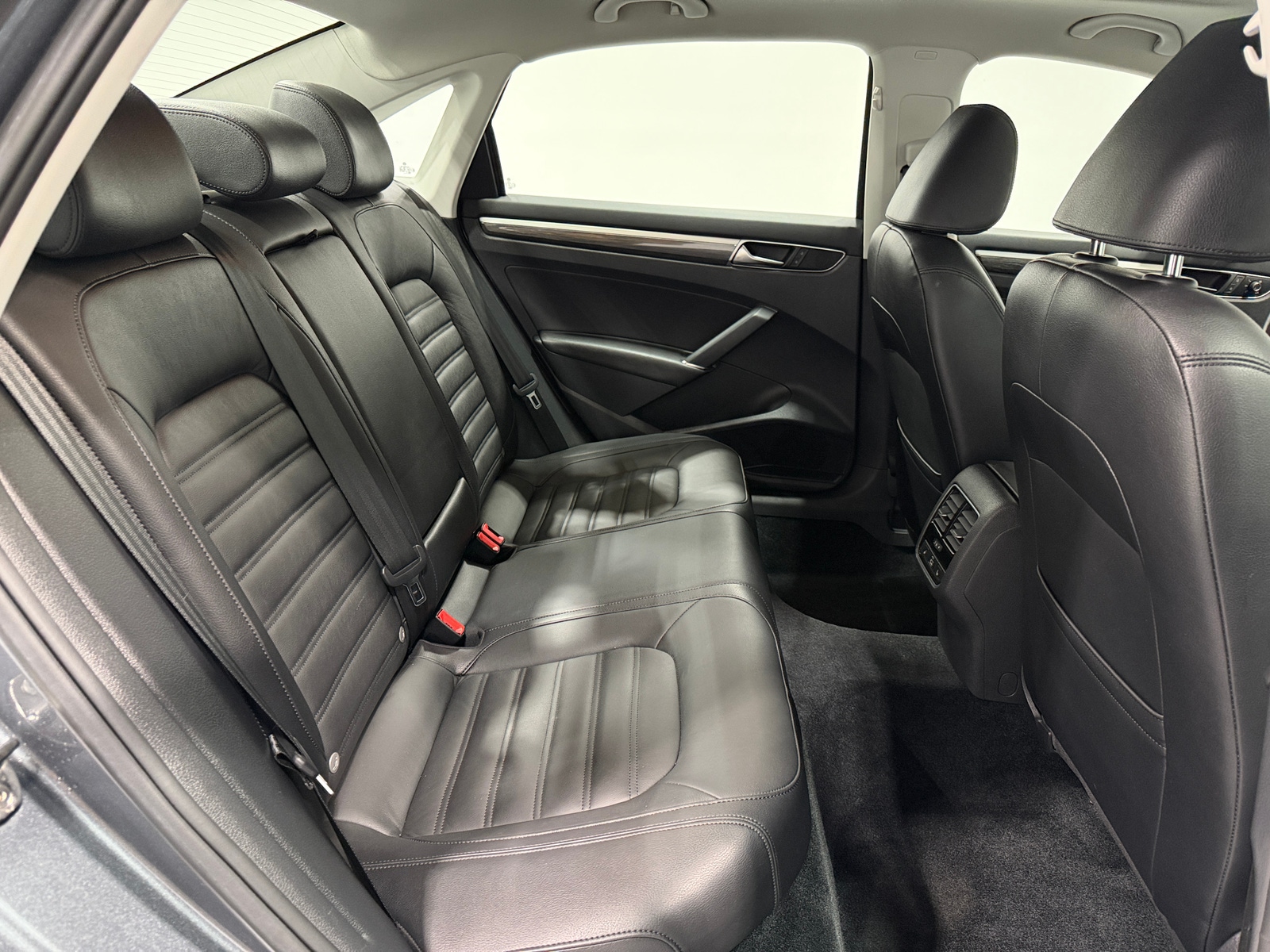 Thumbnail: 2017 Volkswagen Passat - 5